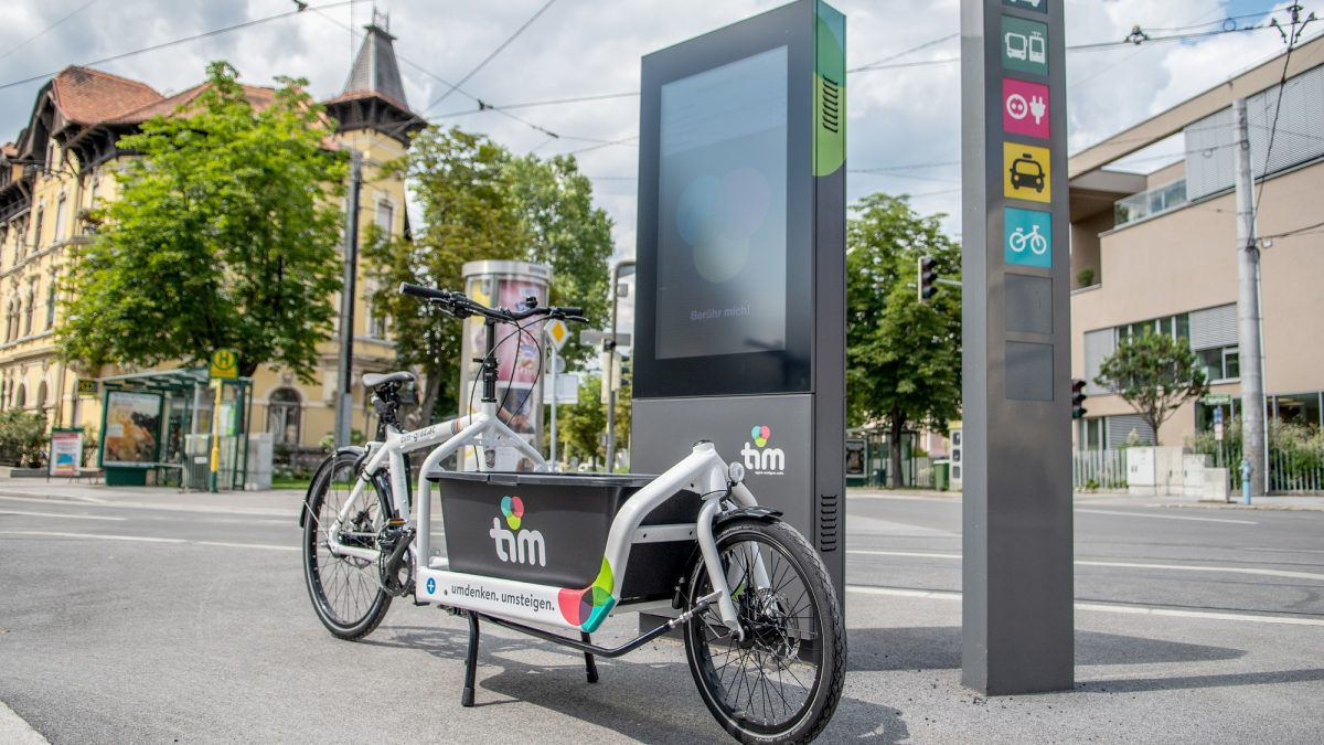tim-Lastenrad steht am tim-Standort Schillerplatz