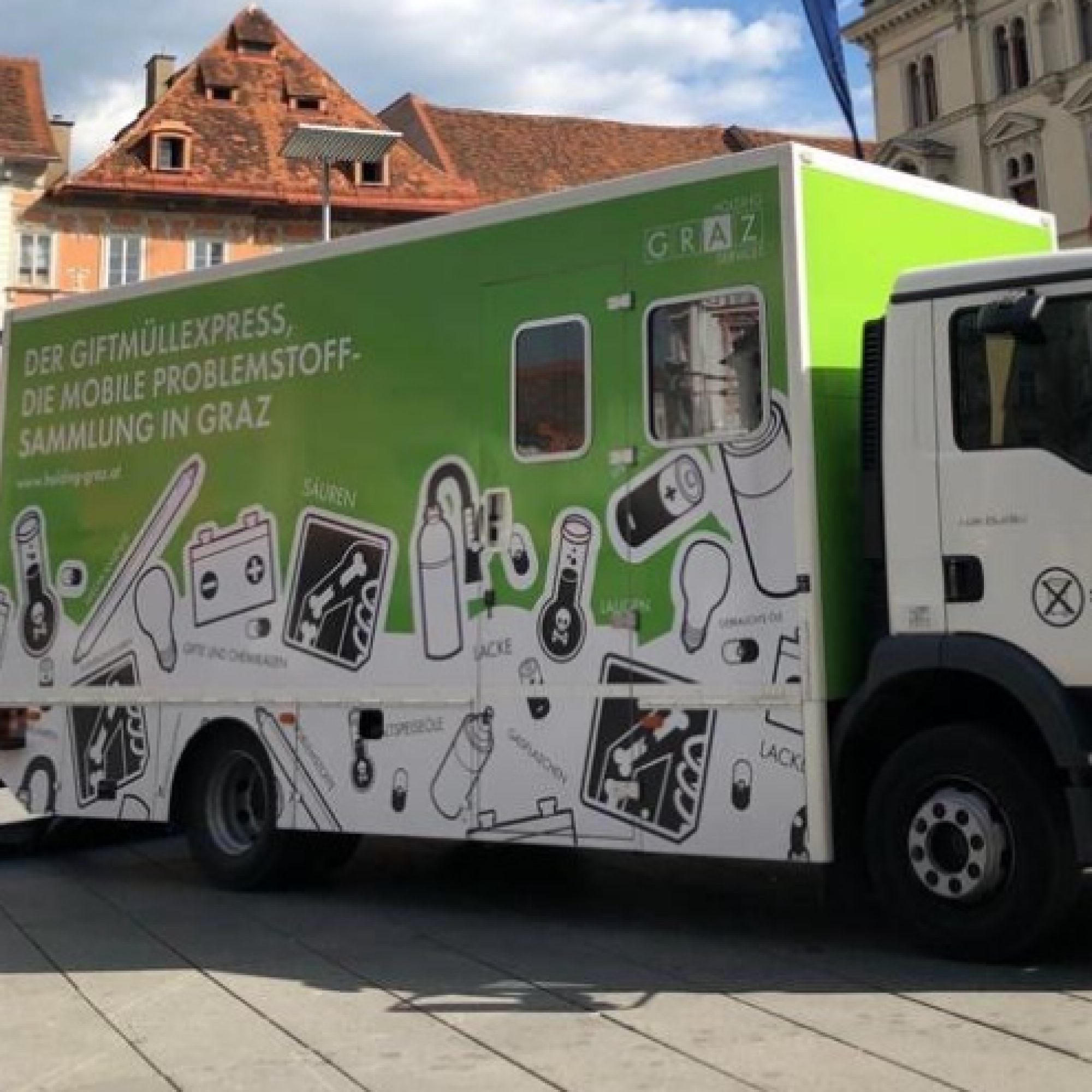 Giftmüllexpress steht vor dem Grazer Rathaus, auf dem LKW Grafik mit Problemstoffen
