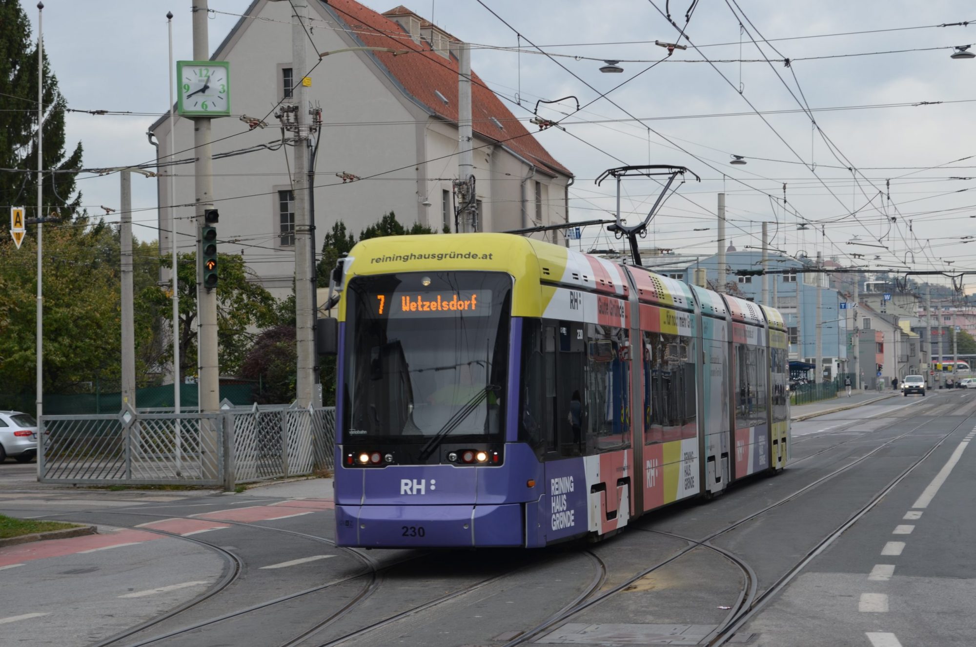 Eine Straßenbahn der Linie 7 Richtung Wetzelsdorf fährt die Eggenberger Straße entlang.