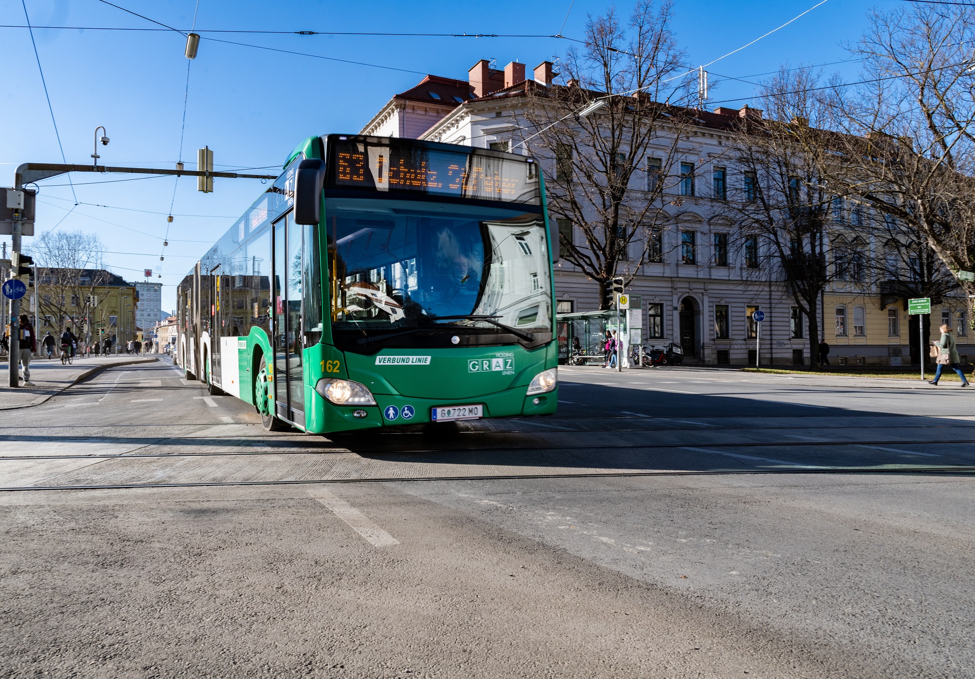 Bus der Linie 63 in Fahrtrichtung St. Peter-Schulzentrum fährt über Kreuzung.