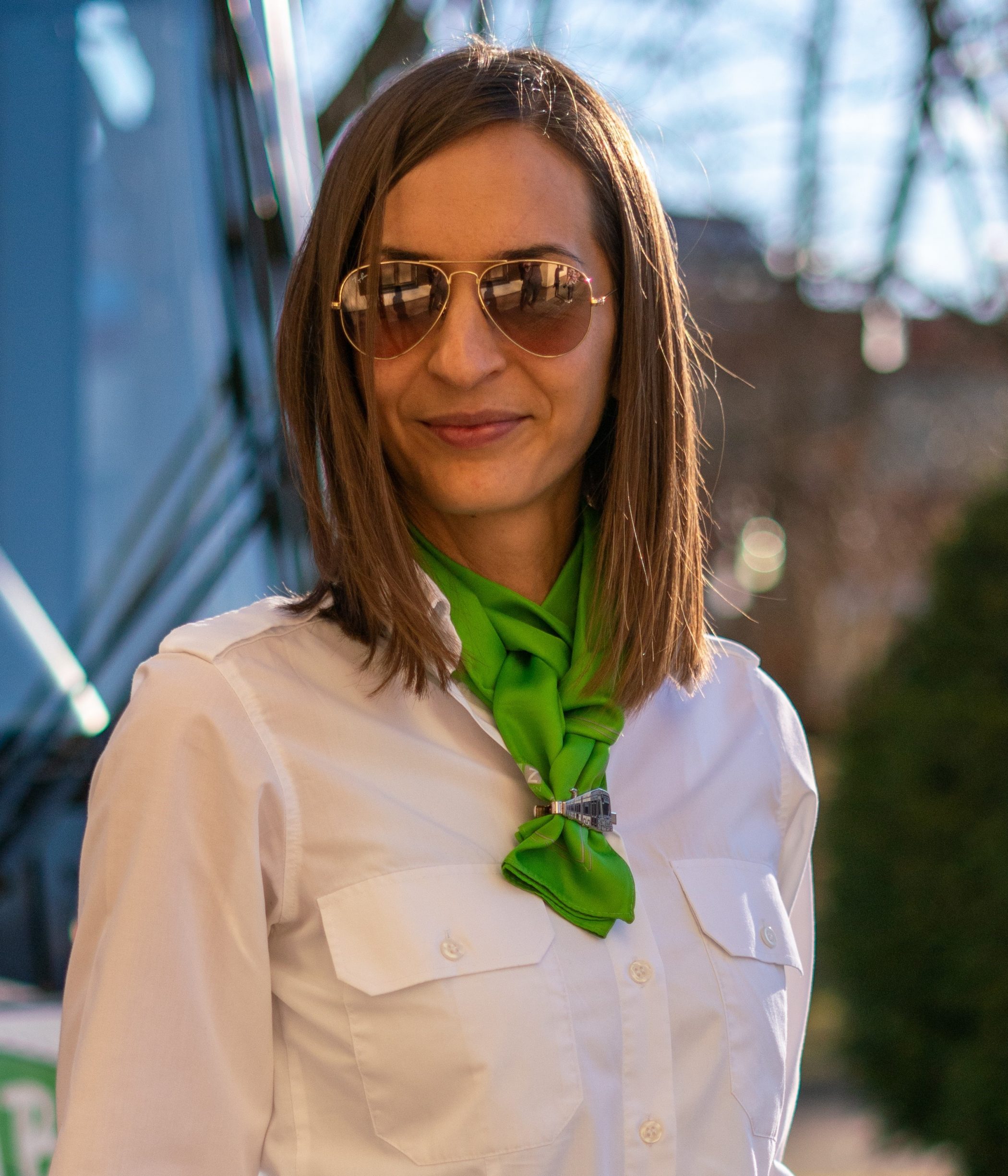 Fahrerin Livia Fabian vor einer Straßenbahn der Graz Linien