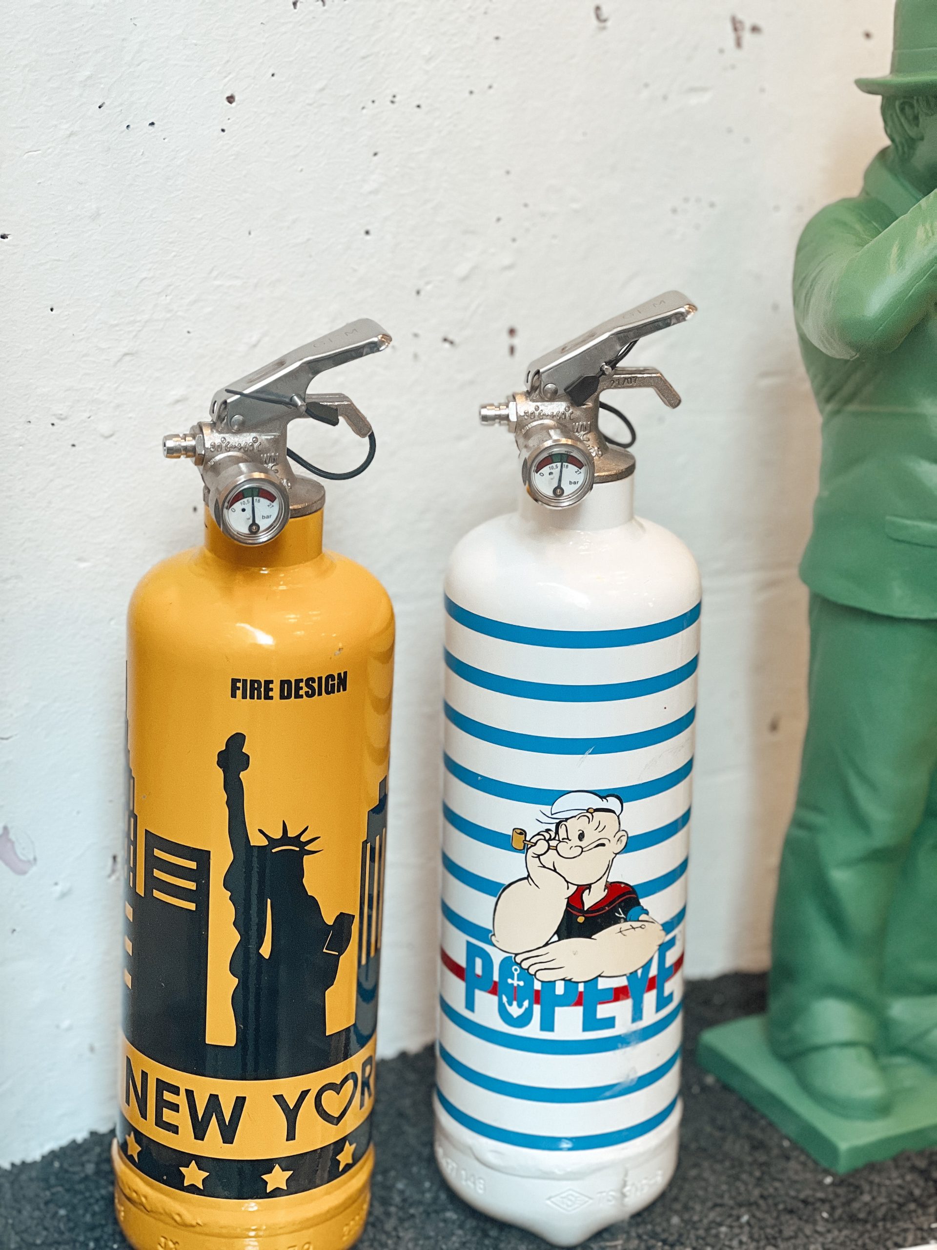 bunt lackierten Feuerlöscher: einmal im New York Fire Design und einmal mit Popeye Branding bei MuR - Design Store