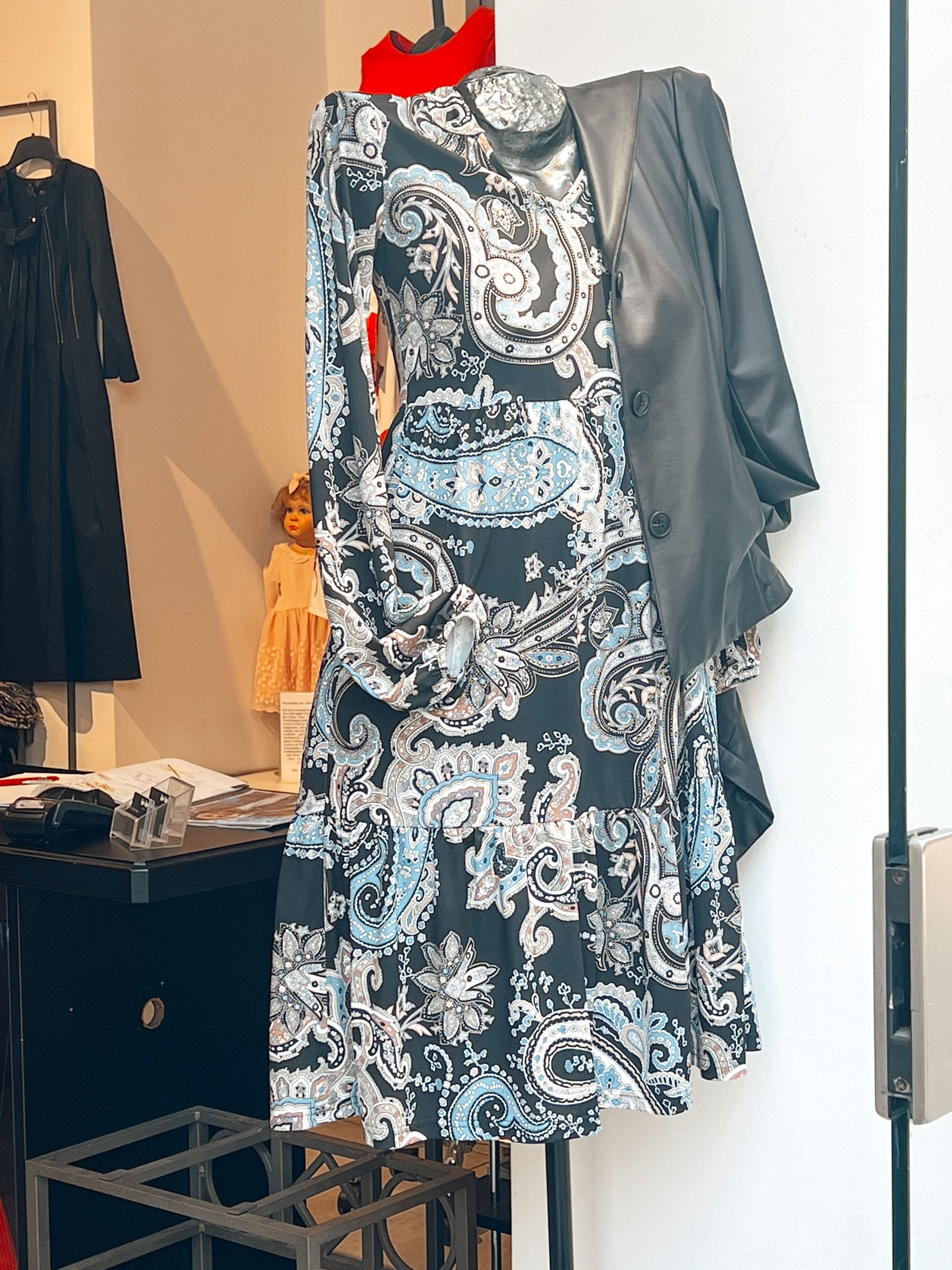 Schaufensterpuppe mit Kleid im Paisley-Muster in verschiedenen Blautönen bei Be-Be im Palais