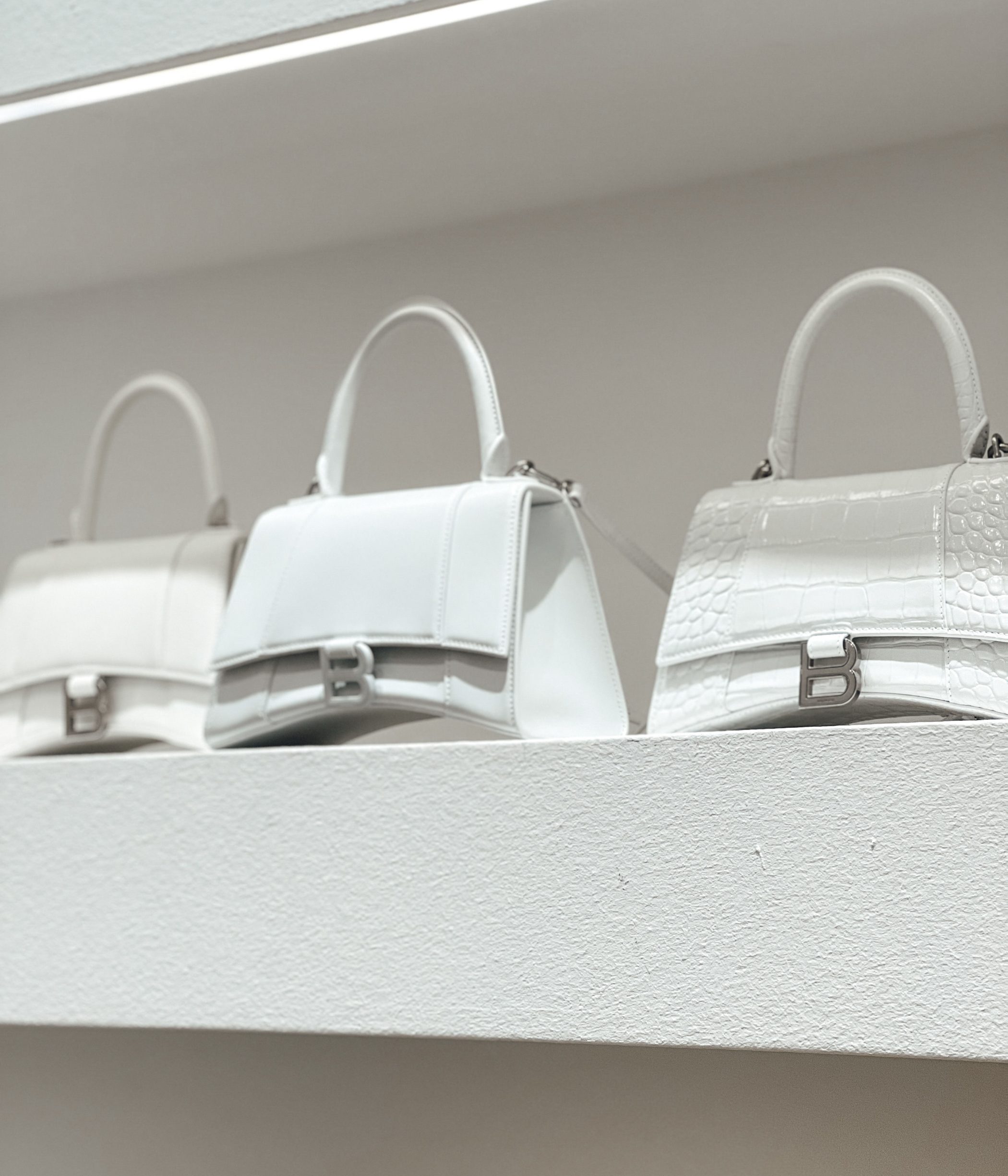 Balenciaga Hourglass Bag in drei verschiedenen Ausführungen in weiß bei KNILLI