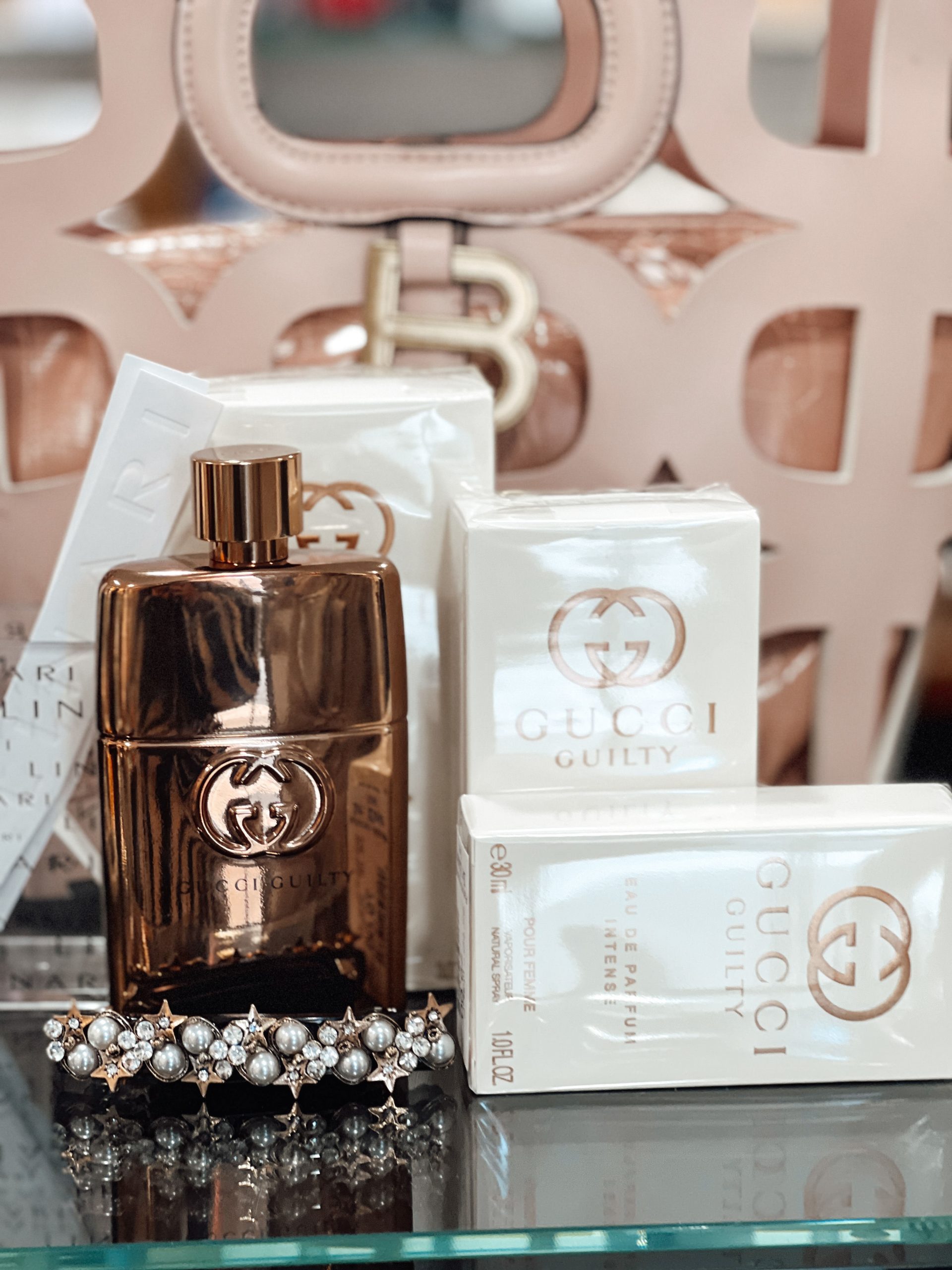 Gucci Guilty Parfum in verschiedenen Größen und eine glitzernde Haarspange bei Parfümerie Dr. Ebner