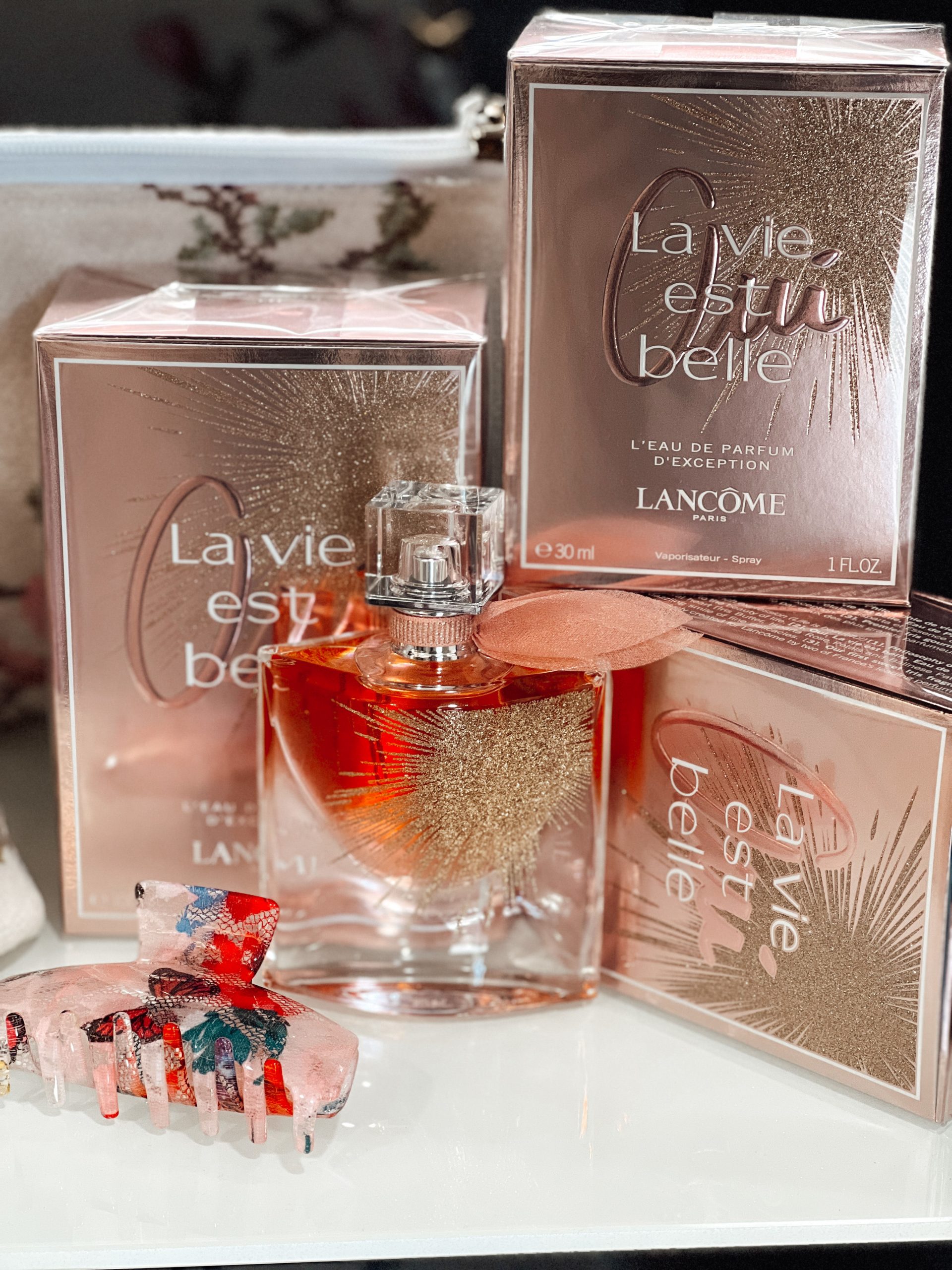 La vie est belle Parfum von Lancome in verschiednenen Größen und eine dazu passende Haarklammer bei Parfümerie Dr. Ebner