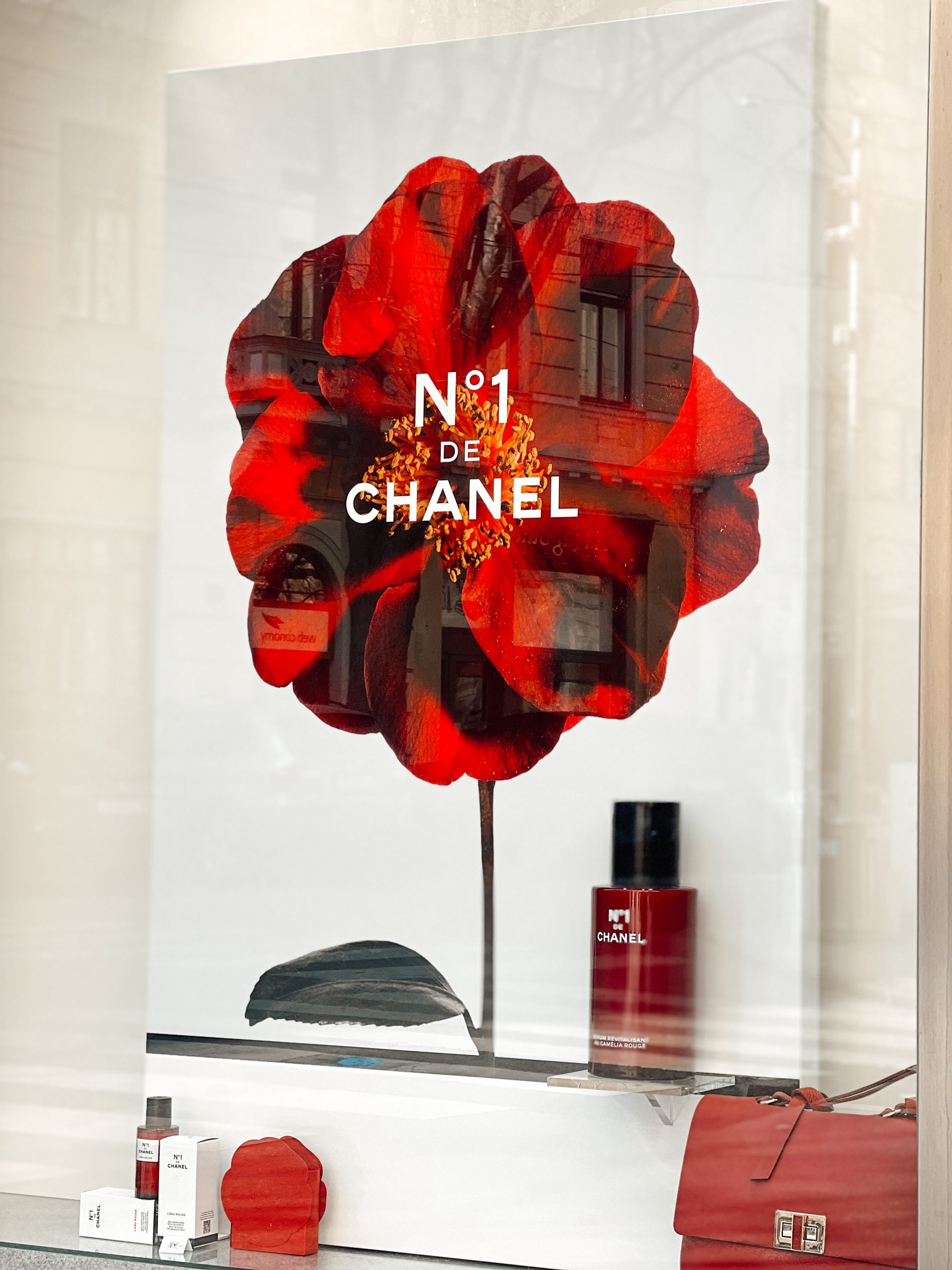 No1 de Chanel l´eau rouge Plakat und Produkte im Schaufenster der Parfümerie Dr. Ebner