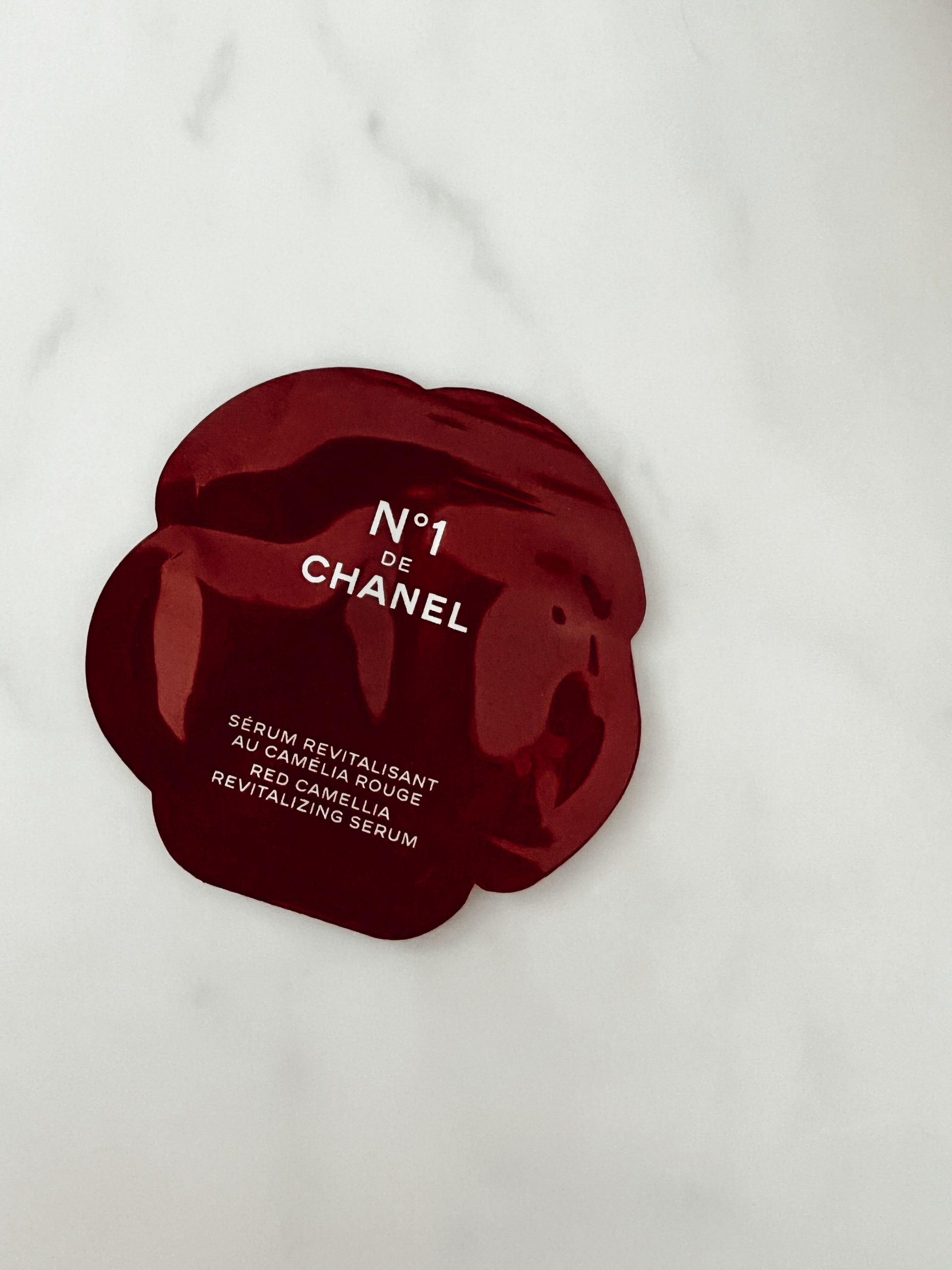 Probe des revitalisierenden Serums von Chanel in Form einer roten Rose
