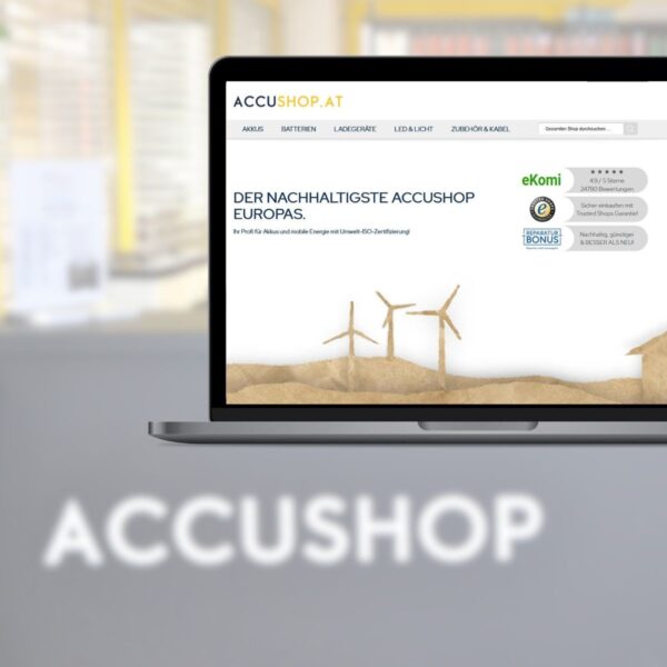 Geöffneter Laptop mit Website ACCUSHOP.AT, die sich als nachhaltigster Akkushop Europas präsentiert.