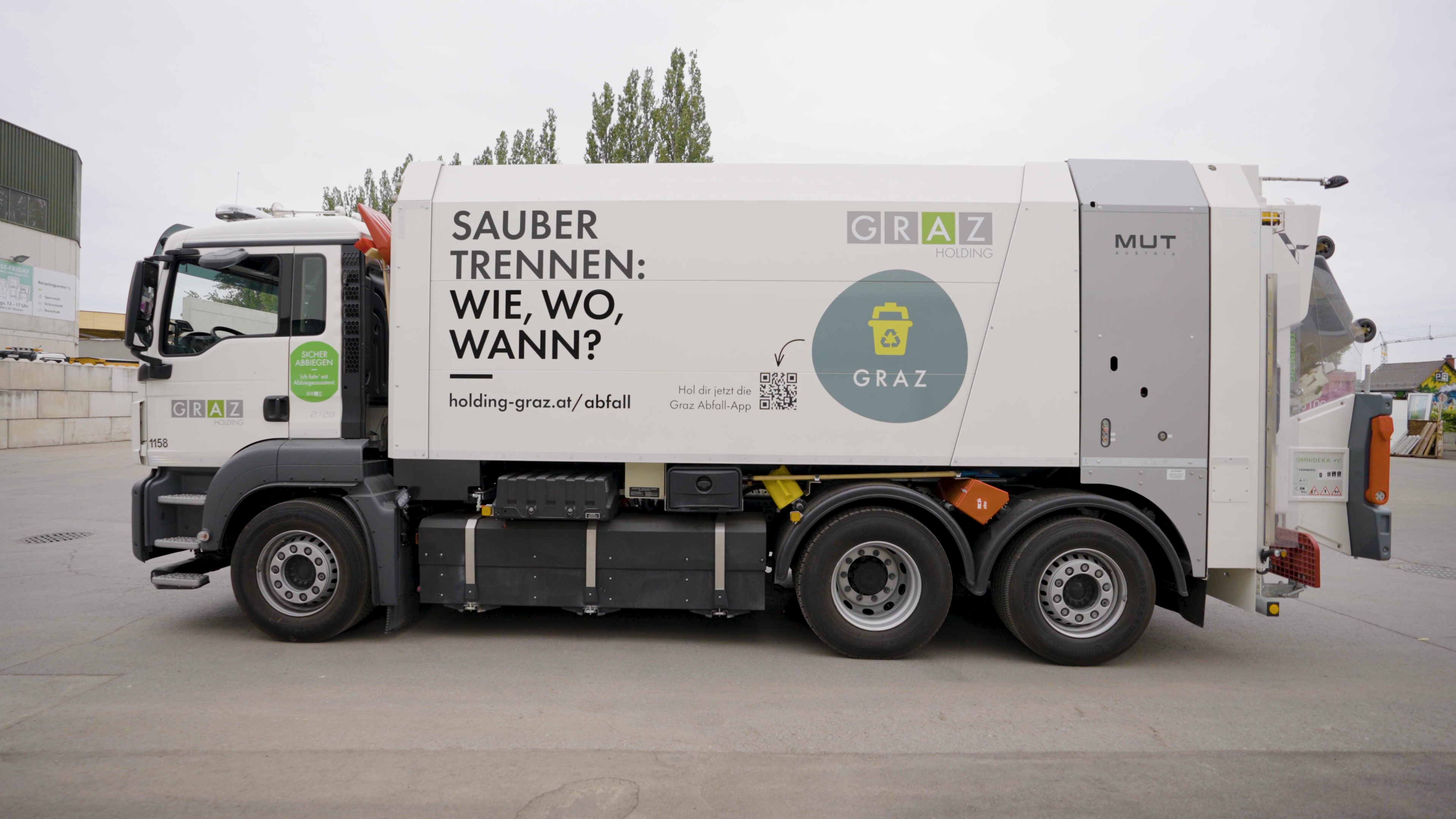Seitenansicht eines Müllfahrzeugs der Holding Graz mit Aufschrift "Sauber trennen: Wie, wo, wann?"