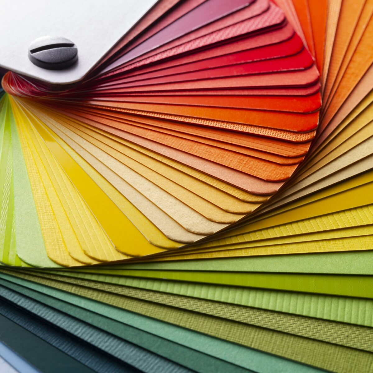 Farbmusterfächer mit warmen und kühlen Tönen, geordnet in spiralförmigemj Design.