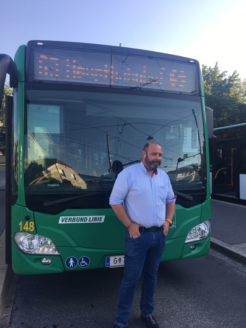 Vorstandsdirektor Mark Perz steht vor einem Bus der Linie 63