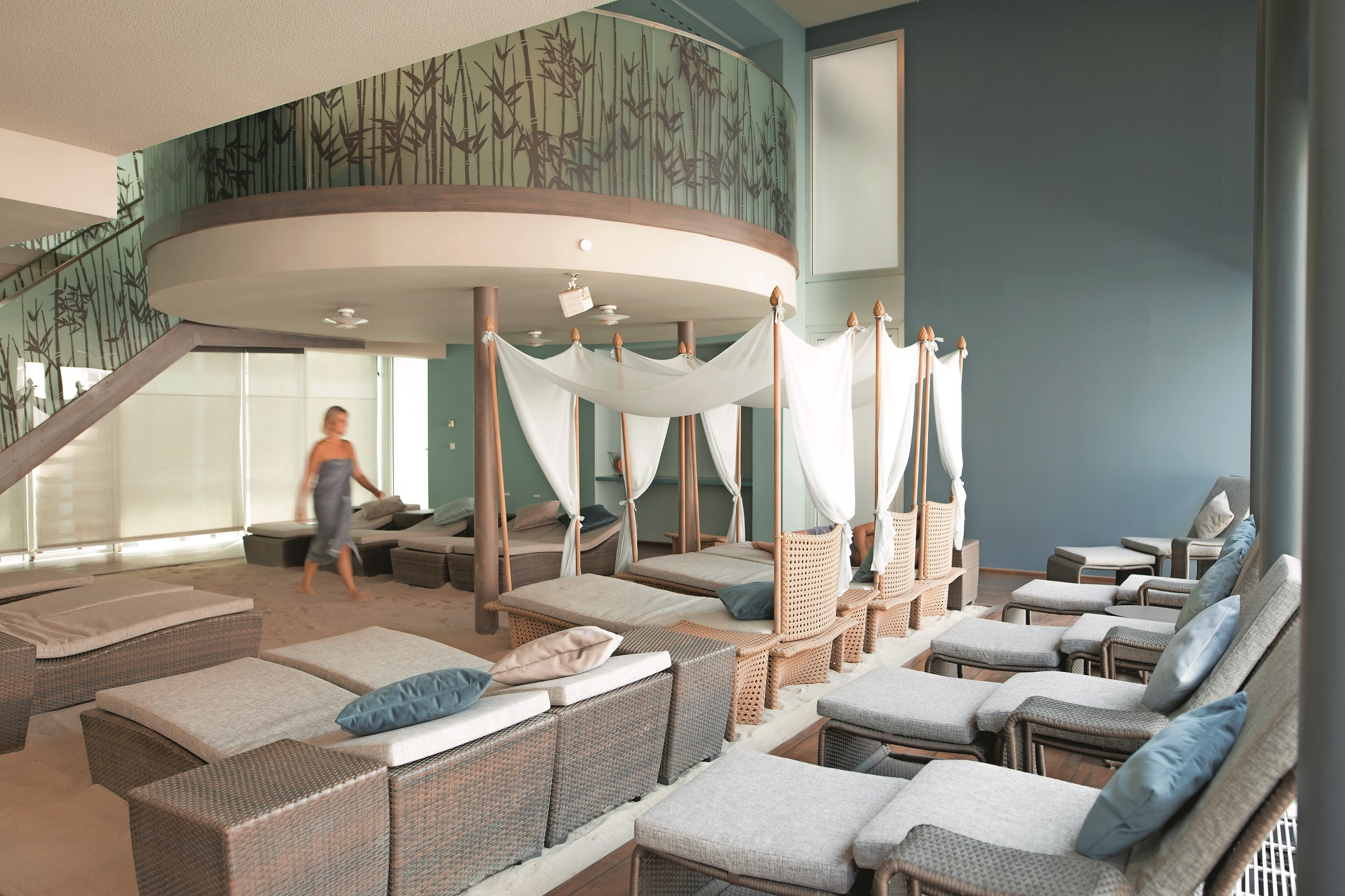 Eleganter Ruheraum mit Liegen, Baldachinen und gemütlicher Atmosphäre in Spa-Bereich.