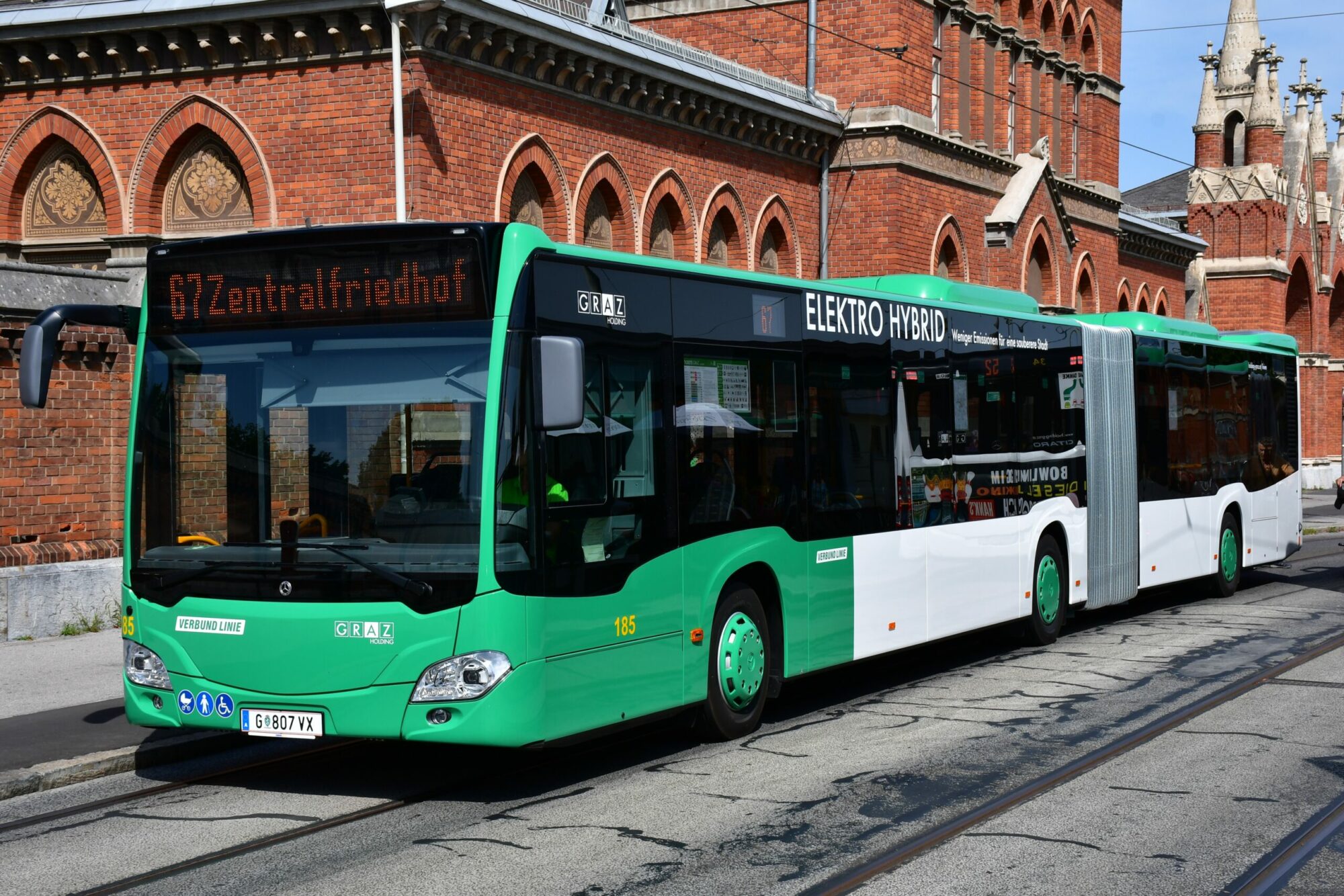 Grüner Elektro-Hybridbus der Graz Linien (Linie 67) steht an einer Haltestelle