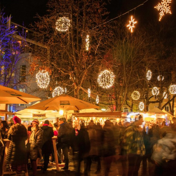 Adventmarkt am Färberplatz mit leuchtenden Sternen und weihnachtlich dekorierten Ständen.