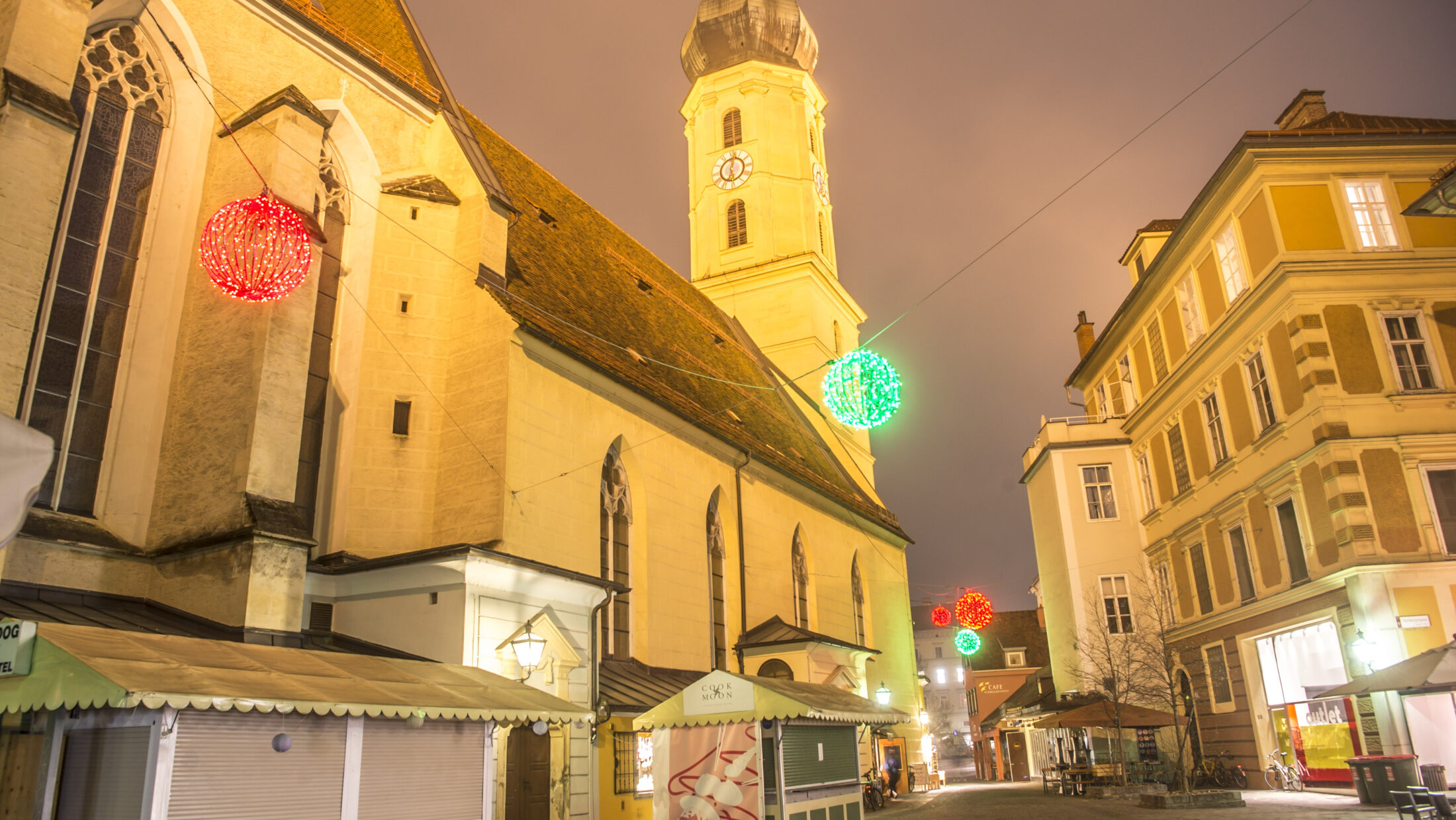 Blick auf die weihnachtlich beleuchtete Franziskanerkirche