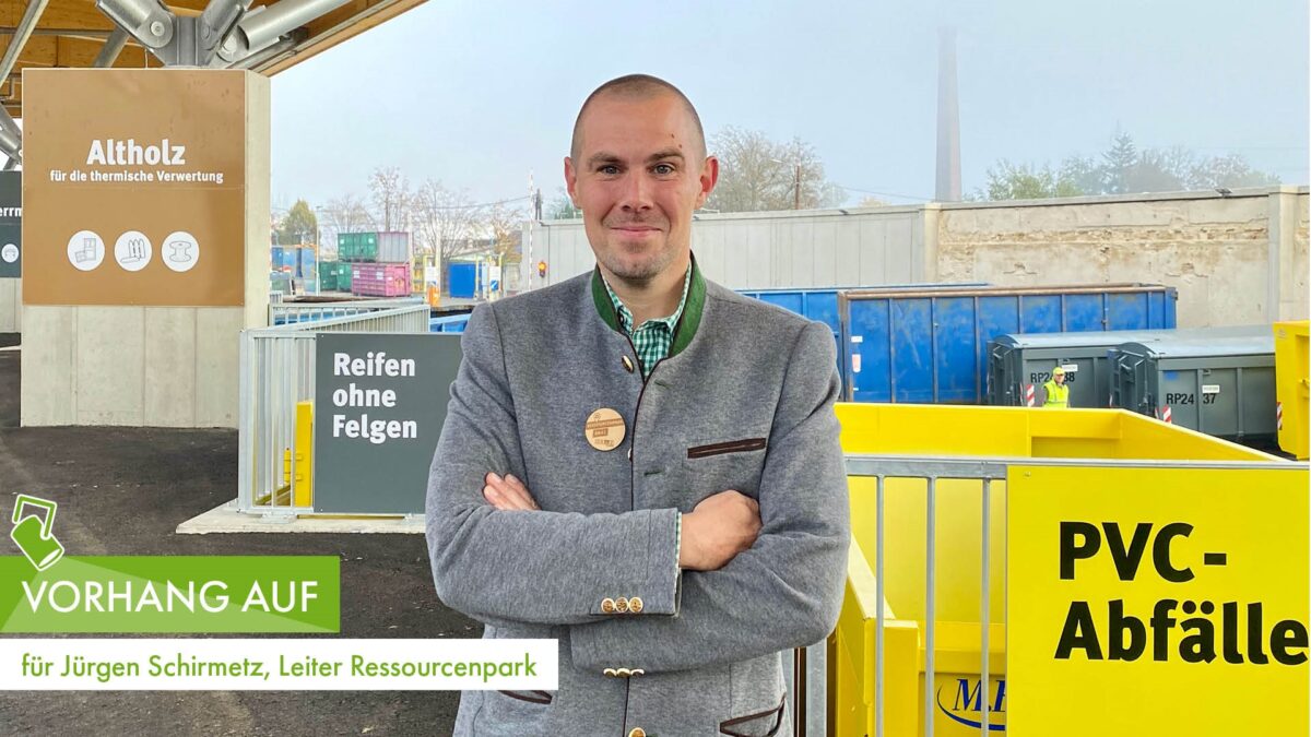 Jürgen Schirmetz, Leiter des Ressourcenparks, vor Bereichen für Altholz und PVC-Abfälle.