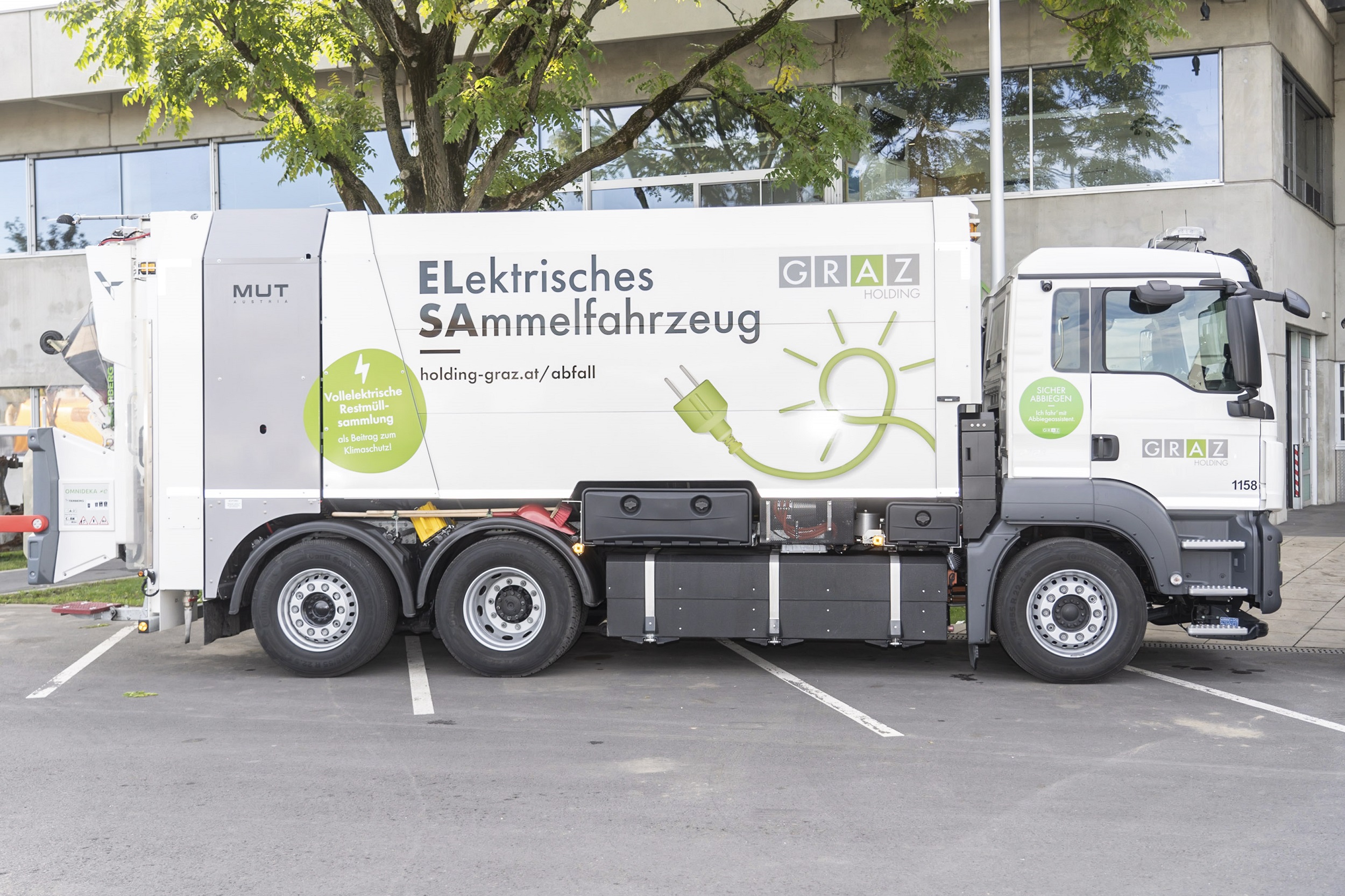 Seitenansicht eines elektrischen Sammelfahrzeugs der Holding Graz mit nachhaltigem Design.