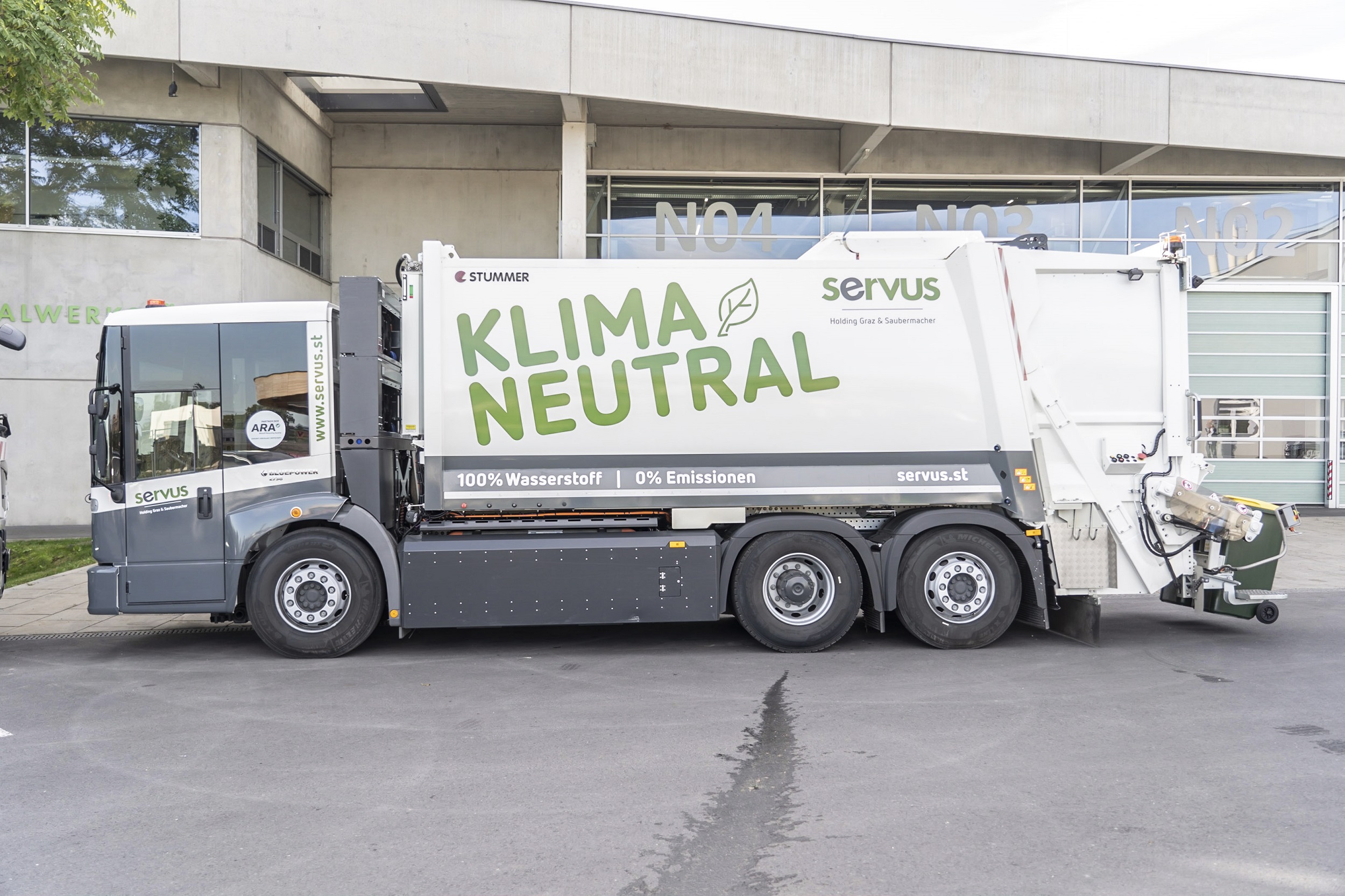 Seitliche Ansicht eines klimaneutralen Sammelfahrzeugs mit Wasserstoffantrieb der Holding Graz.