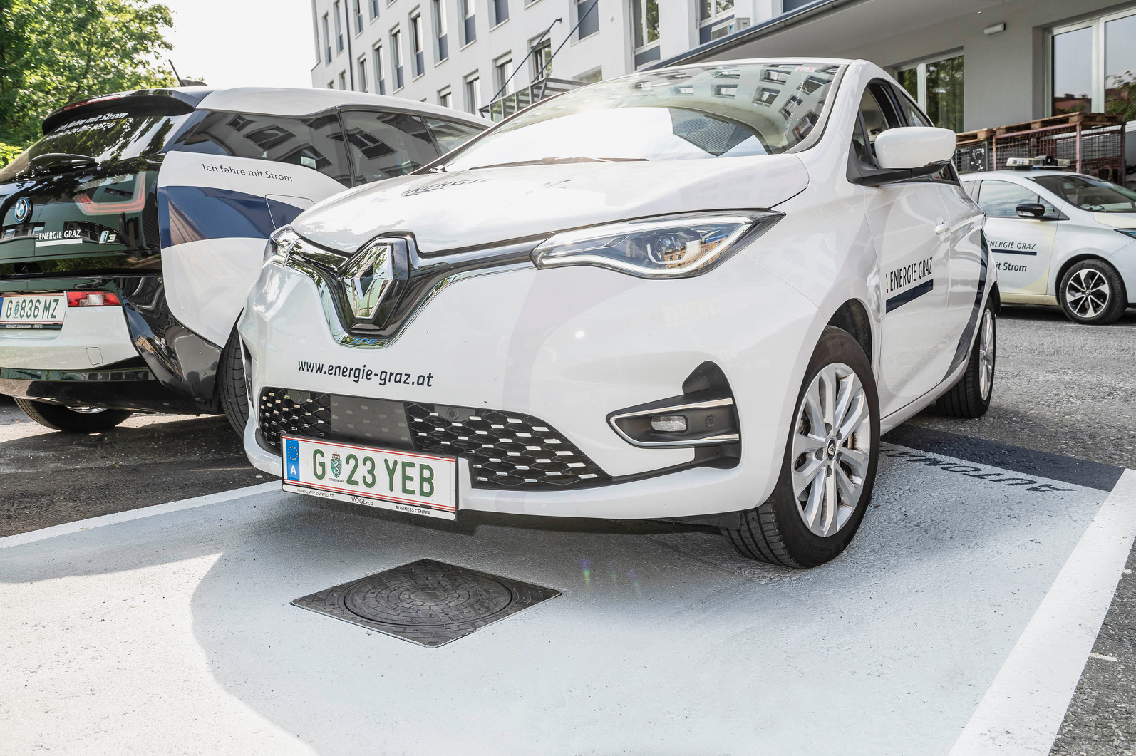 Elektroauto der Energie Graz parkt auf einem Ladeplatz mit automatisierter Ladetechnologie.