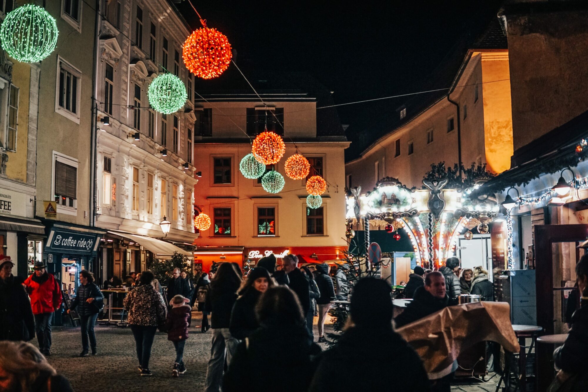 Leuchtkugeln schmücken die Grazer Innenstadt während eines Weihnachtsmarktes.