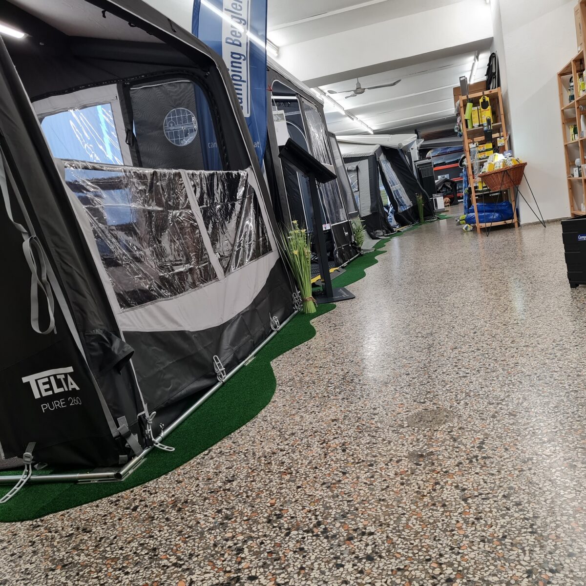 Zelte im Ausstellungsraum von Camping Bergler. Im Vordergrund Zelt der Marke Telta Pure 280.