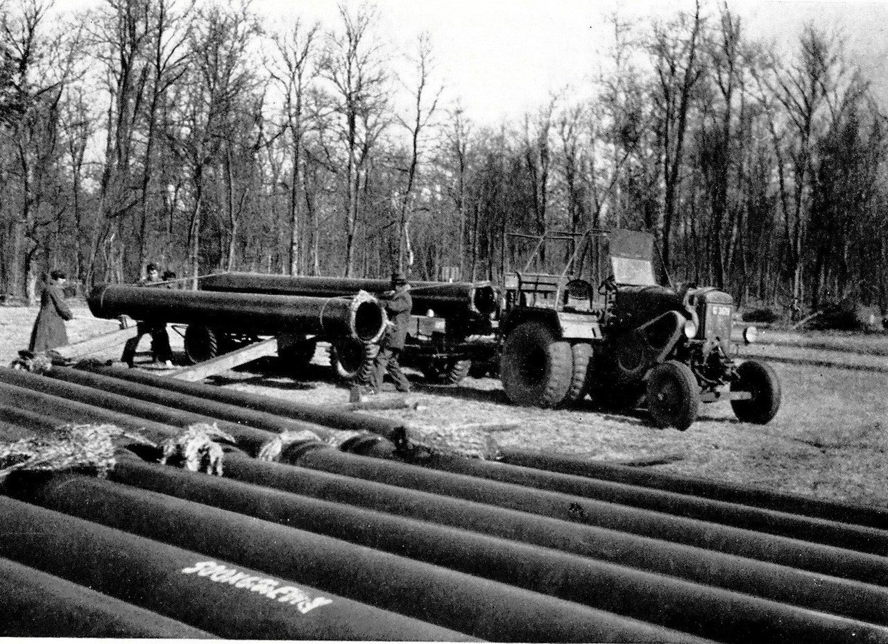 Schwarz-weiß-Foto von Arbeitern beim Einbau der Wasserleitung nach Feldkirchen.