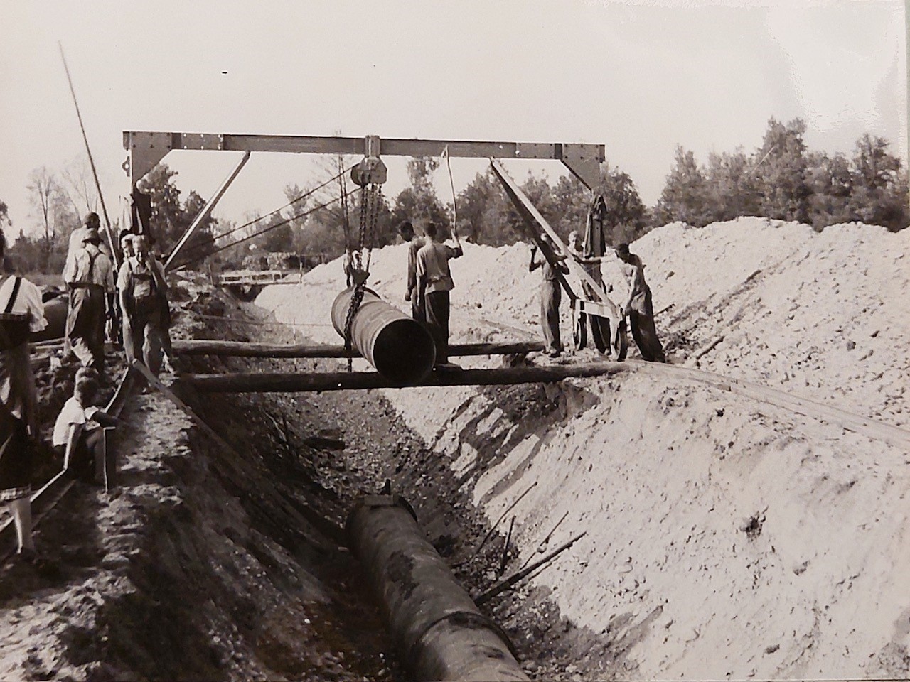 Schwarz-weiß-Foto von Arbeitern beim Einbau der Wasserleitung nach Feldkirchen.