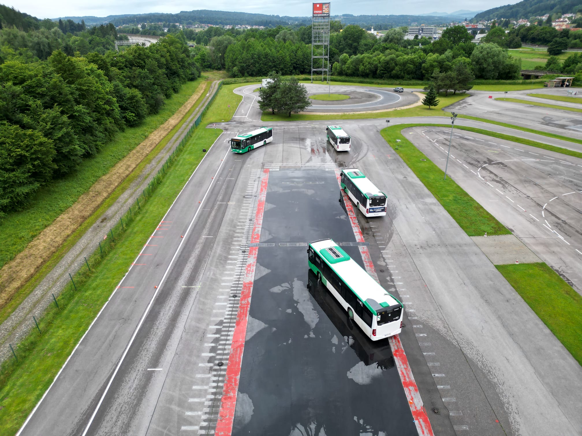 Busse der Graz Linien beim Training in Fahrsicherheitszentrum