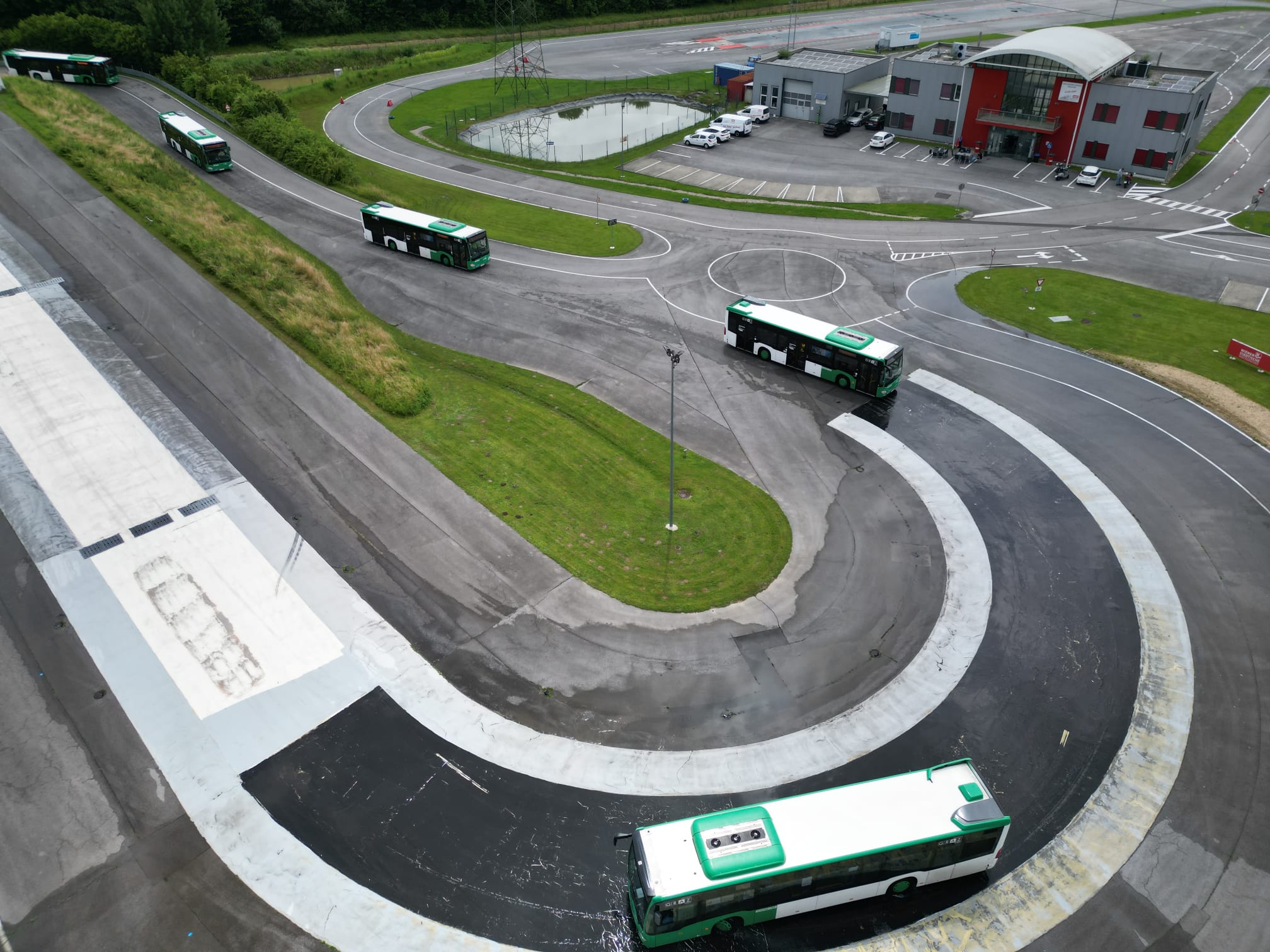 Mehrere Busse der Graz Linien fahren auf einem Fahrsicherheitszentrum-Parcours.