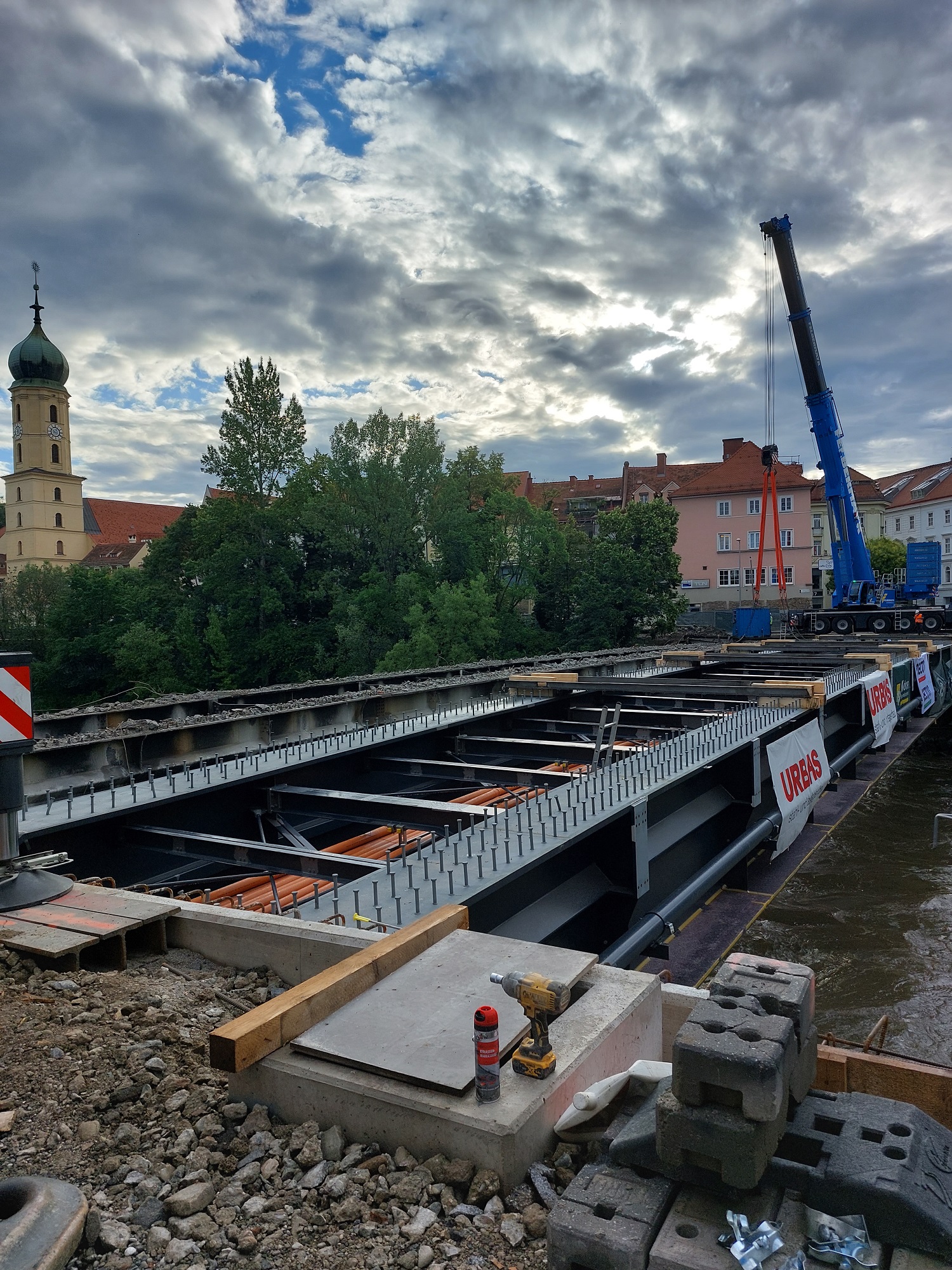 Sanierung der Tegetthoffbrücke: Im Vordergrund Teile der Brückenunterseite, im Hintergrund blauer Kran