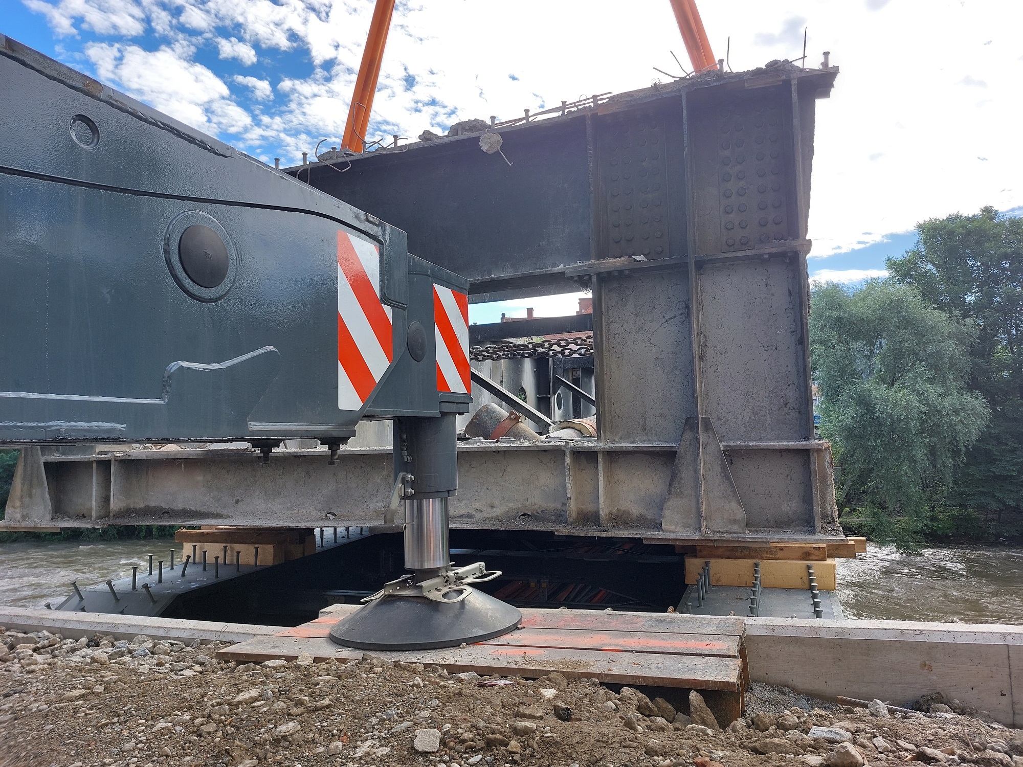Ein Kran hebt einen Teil der Tegetthoffbrücke aus dem Flussbett.