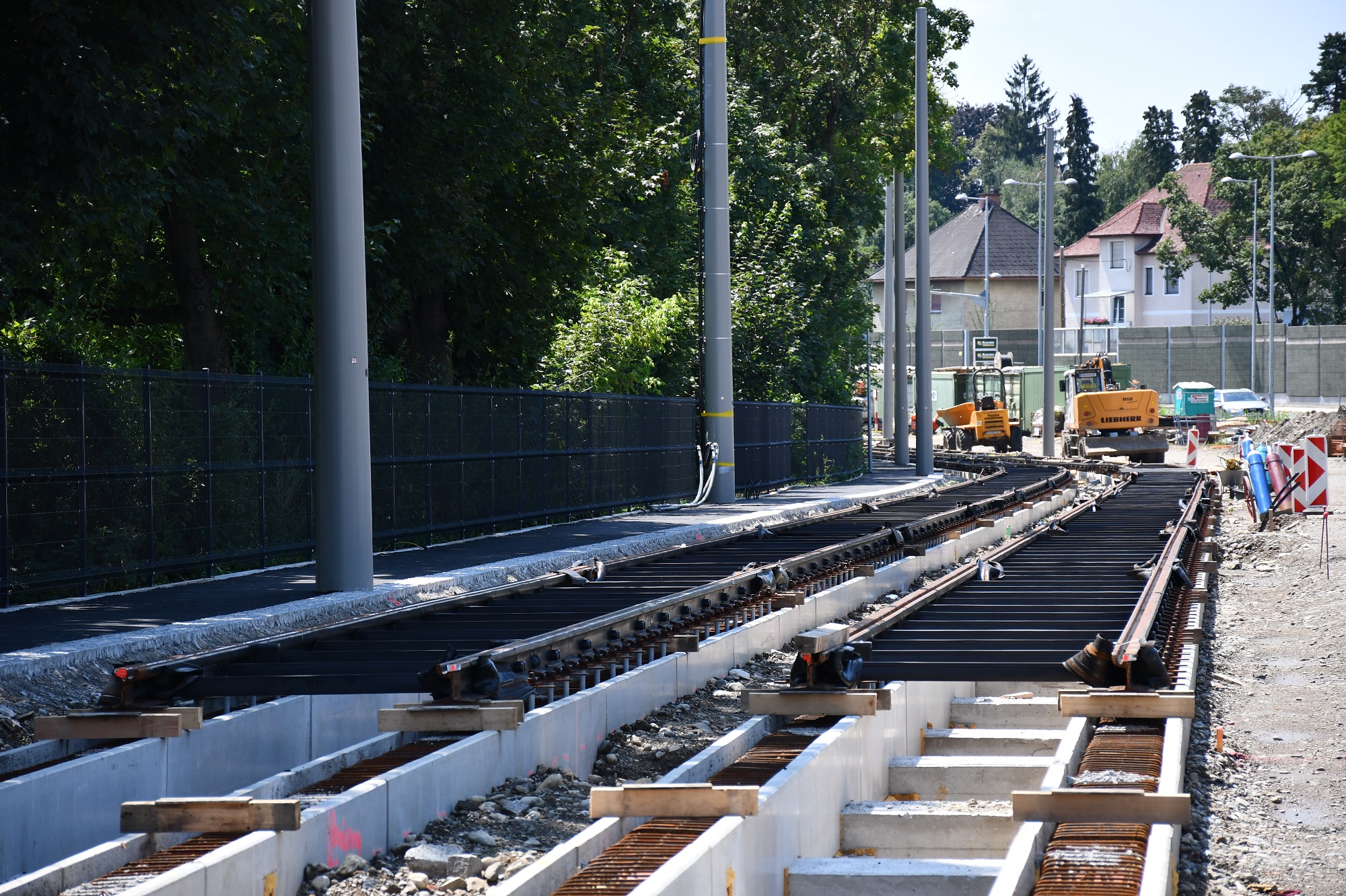 Gleise der Linie 5 in Bau. Zwei Bagger stehen im Hintergrund.