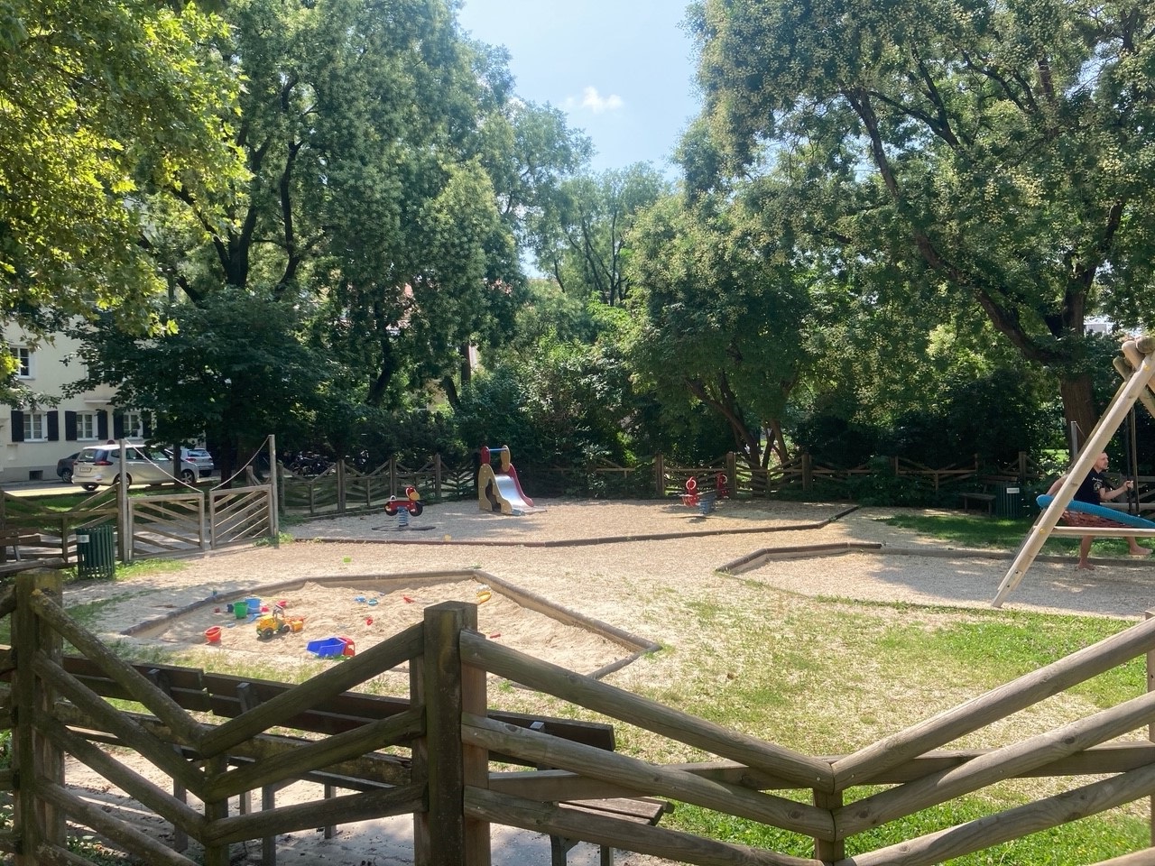 Spielplatz am Felix-Dahn-Platz mit Sandkasten, Rutsche und Schaukel.