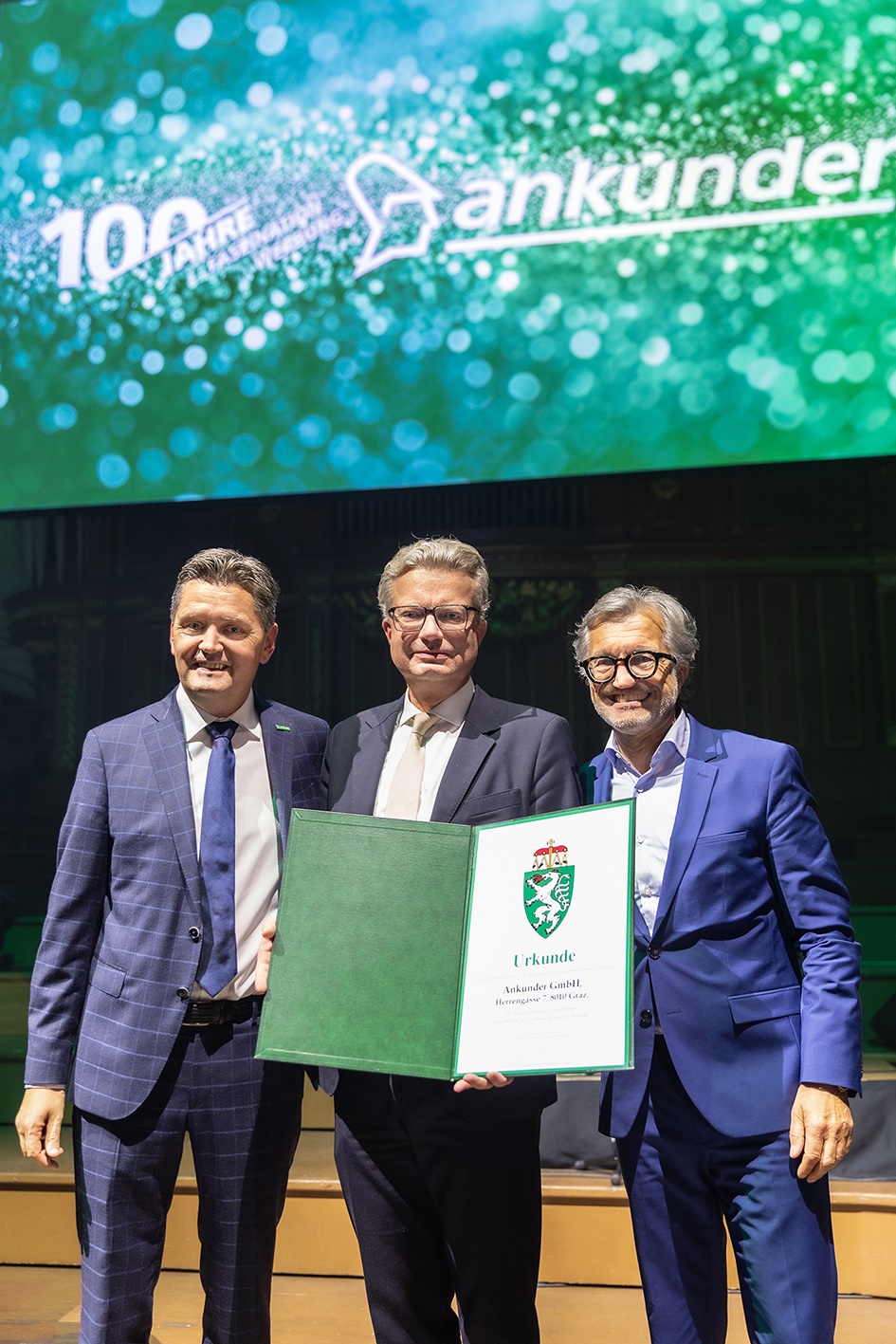 LH Drexler mit den Herren Weber und Schönegger bei Übergabe einer Urkunde an "Ankünder GmbH".