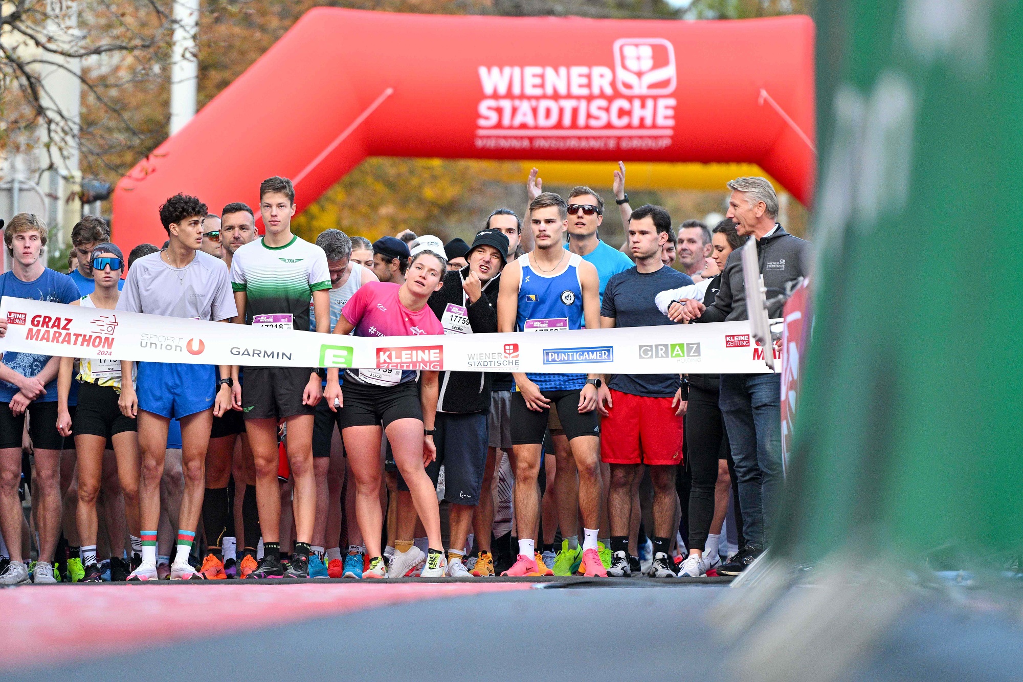 Läufer:innen warten auf Startsignal beim Graz Marathon