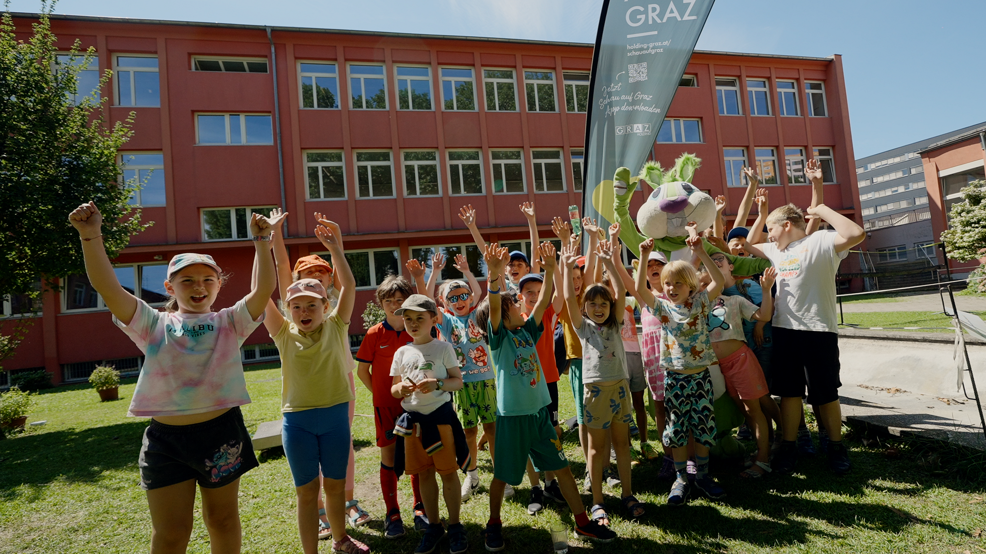 Kinder mit dem Maskottchen Hansi beim Camp for Champs in Graz.