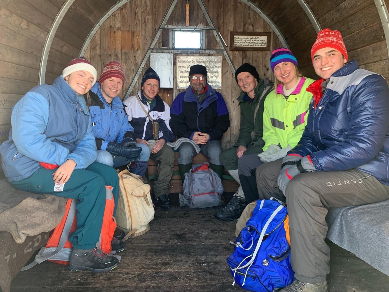 Sechs Personen sitzen in einem Notquartier im Hochschwabgebiet.