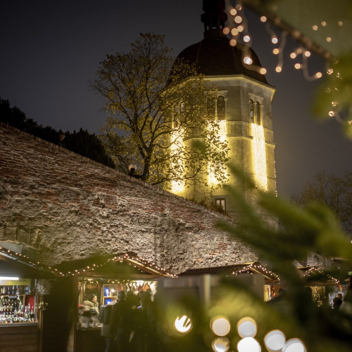 Der beleuchtete Glockenturm "Liesl" in einer Advent-Nacht