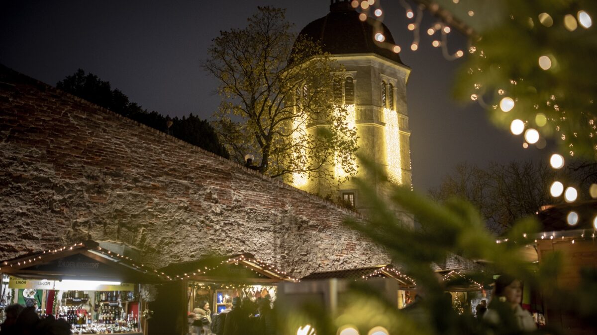 Der beleuchtete Glockenturm "Liesl" in einer Advent-Nacht