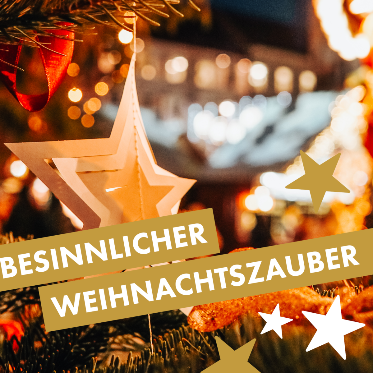 Weihnachtsdeko mit Text „Besinnlicher Weihnachtszauber“ vor Hintergrund mit Lichtern.