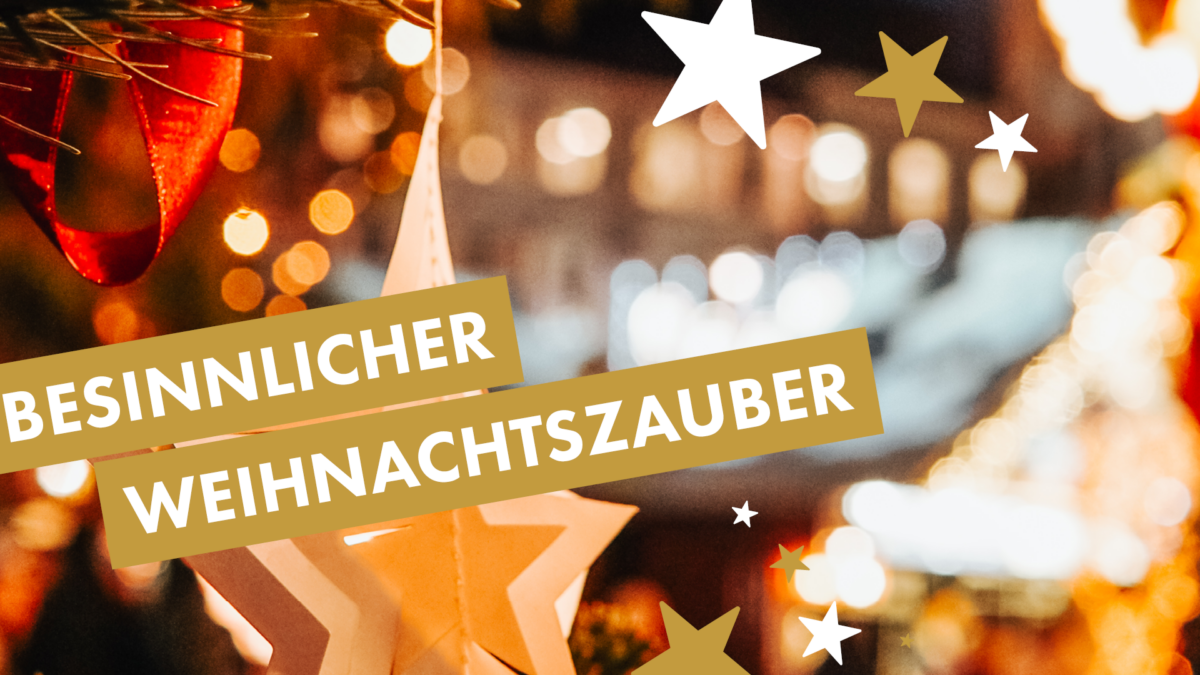Weihnachtsdeko mit Text „Besinnlicher Weihnachtszauber“ vor Hintergrund mit Lichtern.