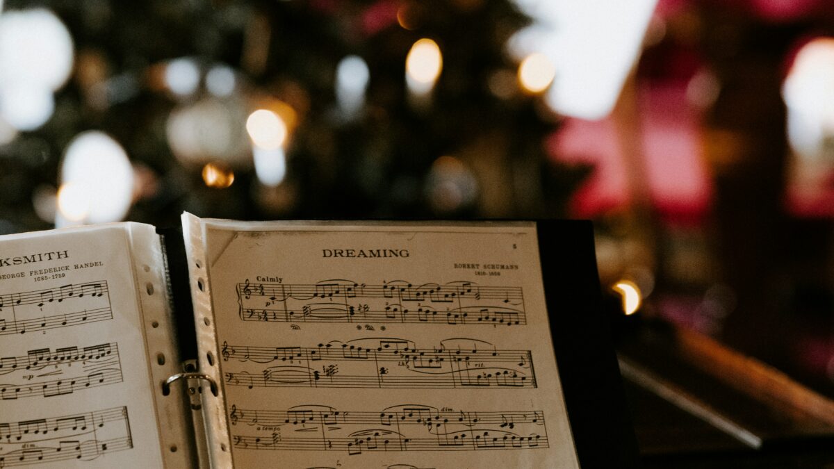 Notenblätter auf Ständer vor Christbaum