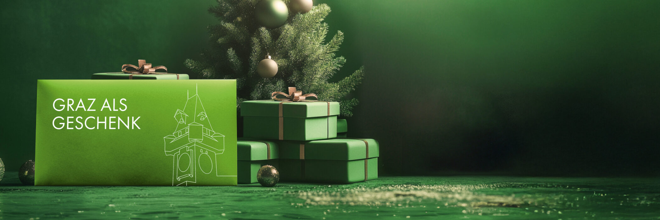 Grüner Umschlag mit Aufschrift "Graz als Geschenk" neben Weihnachtsbaum mit Geschenken.