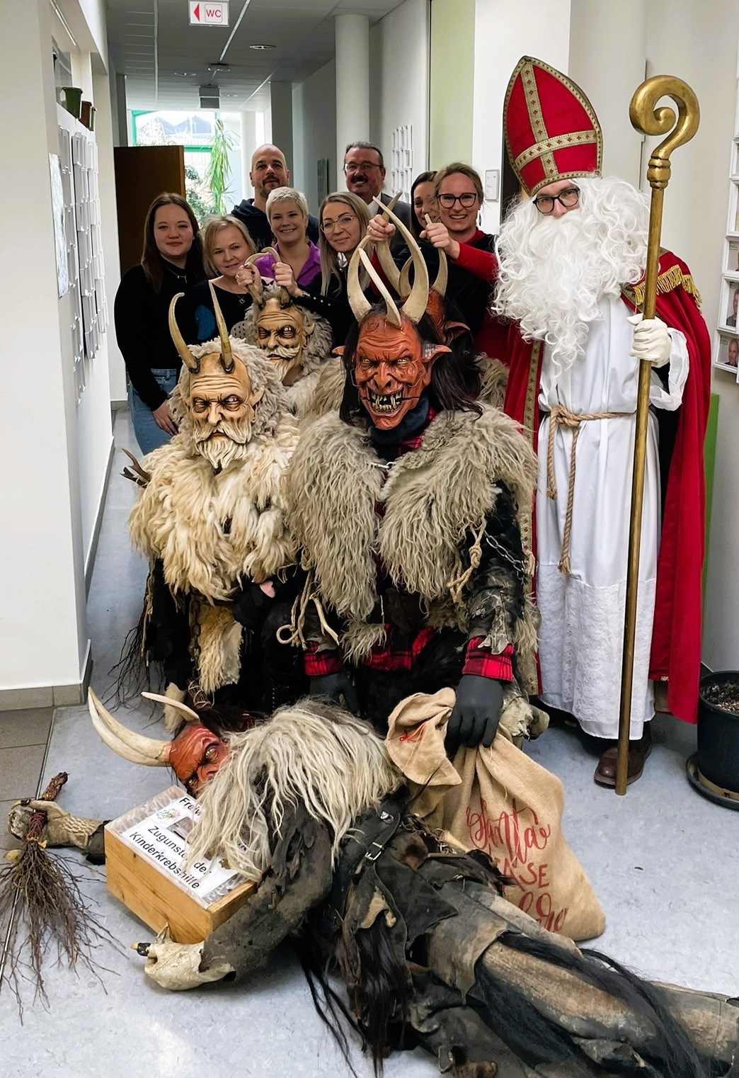 Krampusse und ein Nikolo mit Mitarbeiter:innen des Ressourcenpark Graz