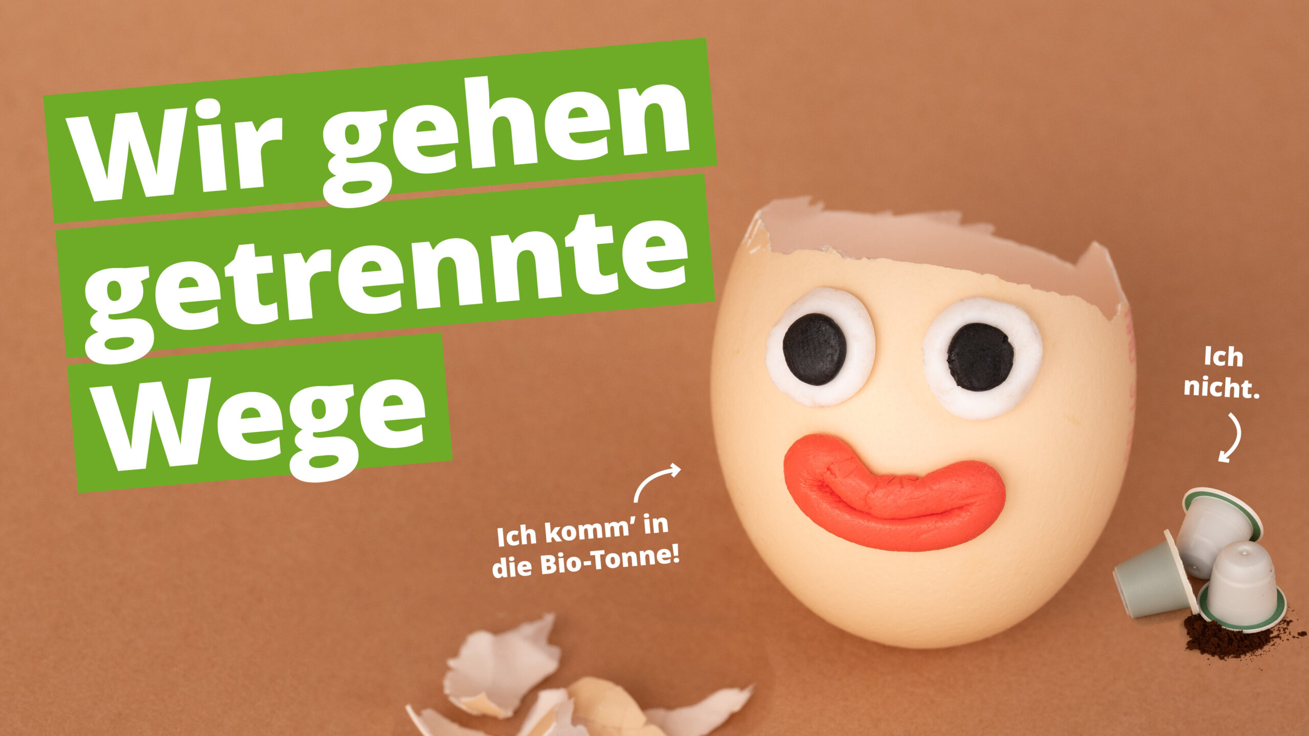 Eierschale mit Augen und Mund, Text „Wir gehen getrennte Wege“ neben Kaffeekapseln mit „Ich nicht“.