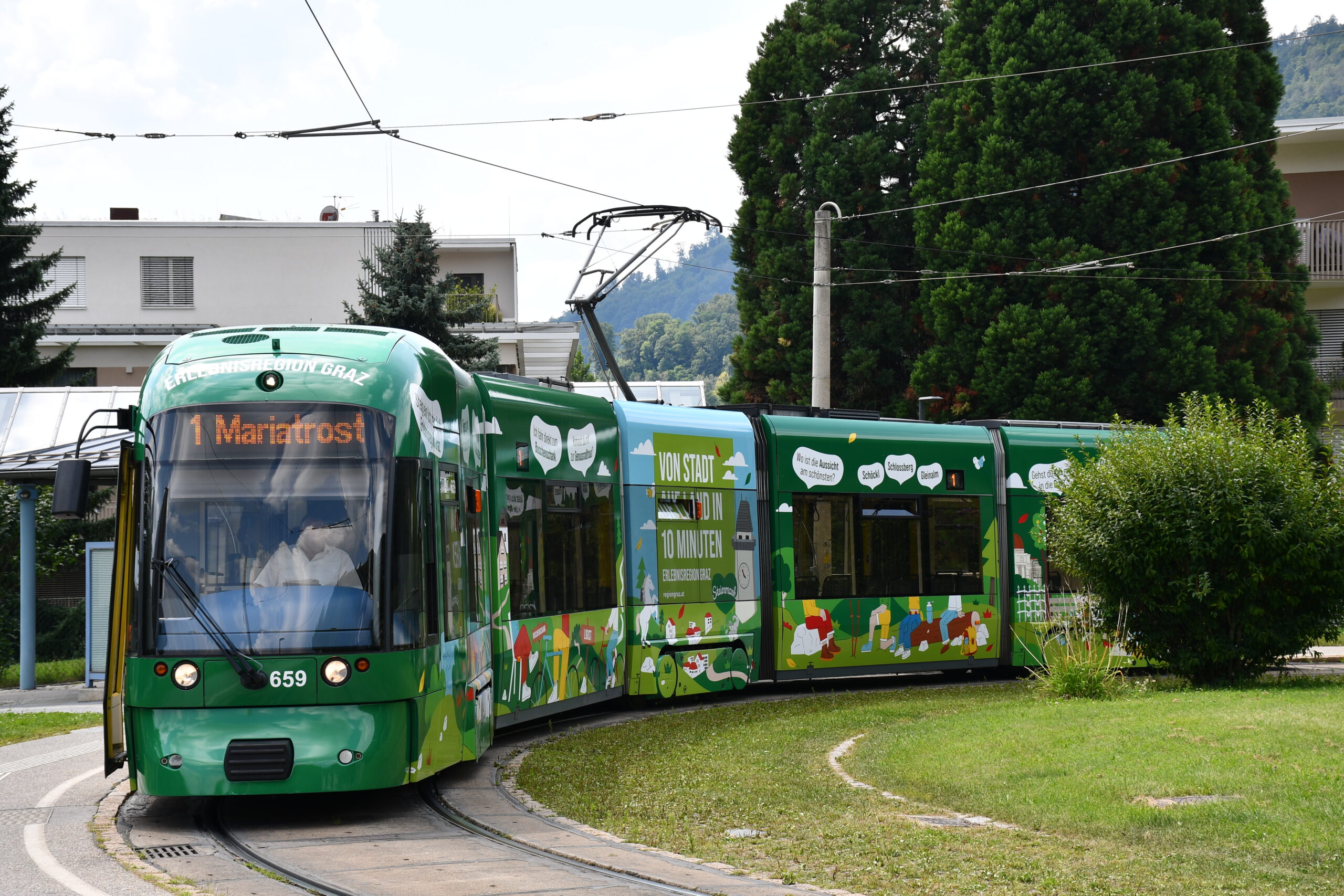 Grüne Straßenbahn in Graz mit der Nummer 659 und der Anzeige „1 Mariatrost“.
