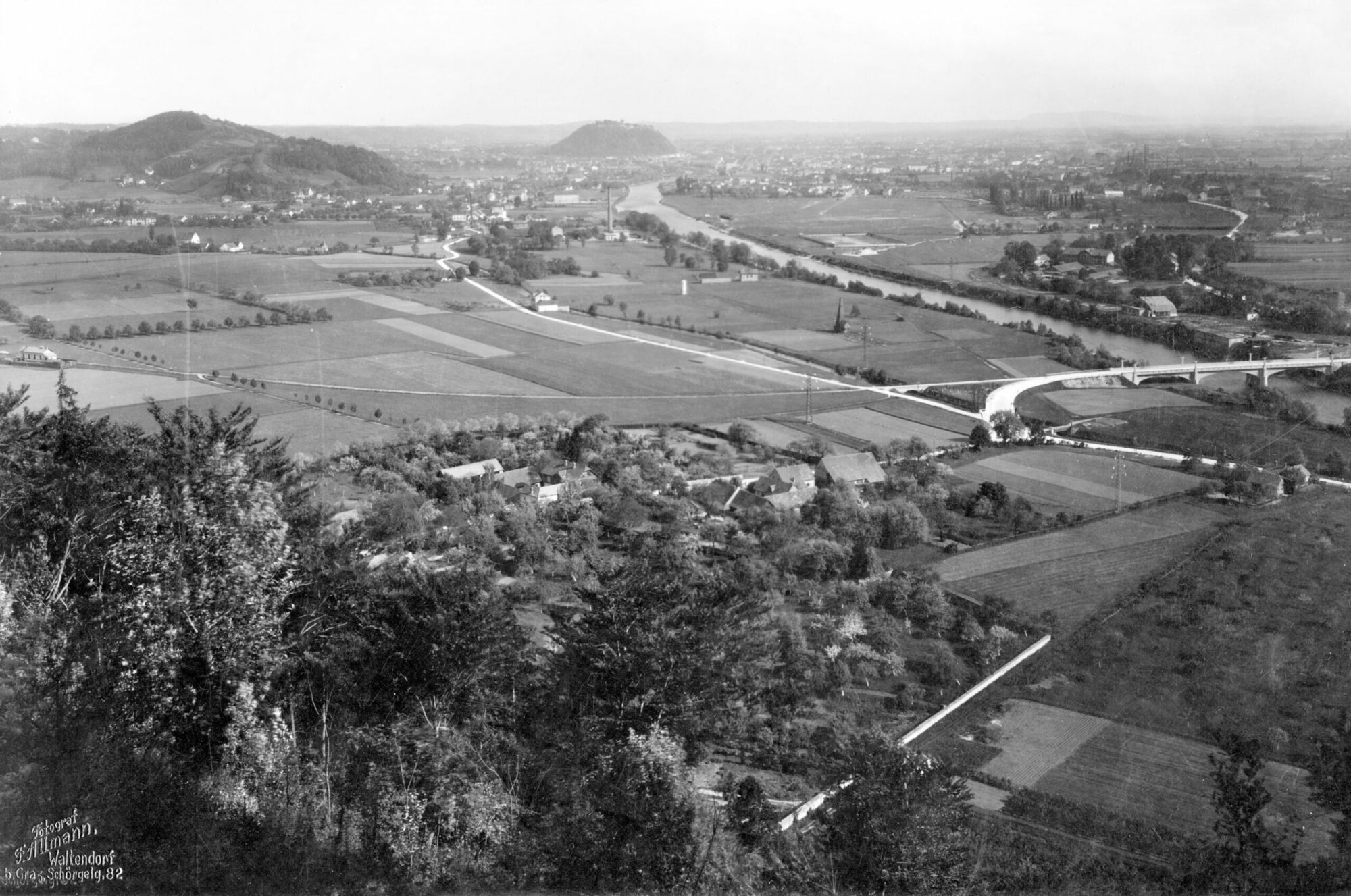 Schwarz-weiß-Luftbild des Wasserwerks in Andritz im Jahr 1902, inklusive Landschaft