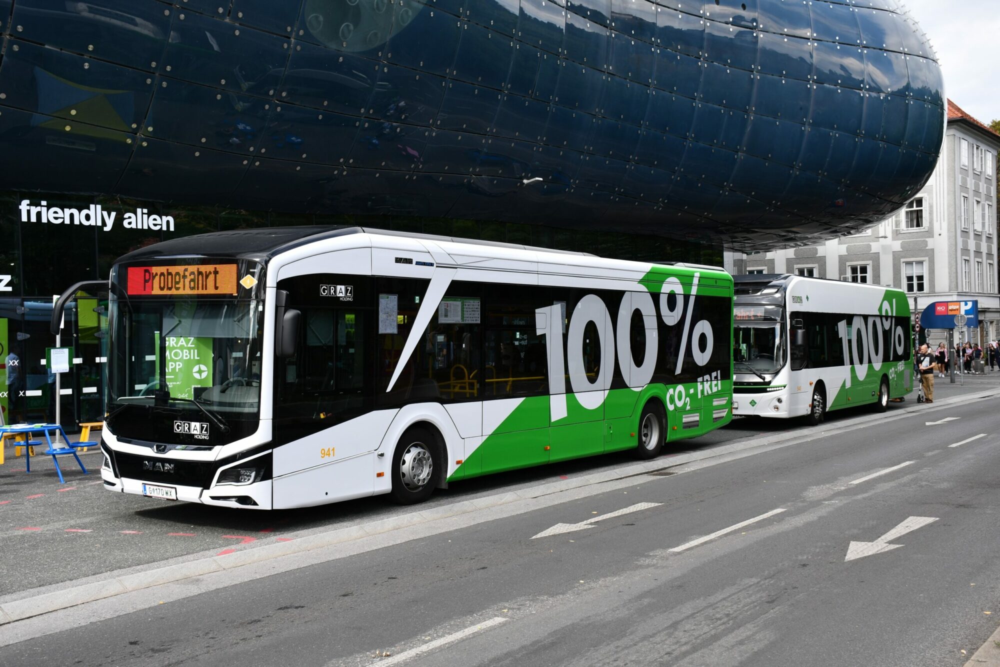 Wasserstoffbus und E-Bus der Graz Linien stehen vor dem Kunsthaus