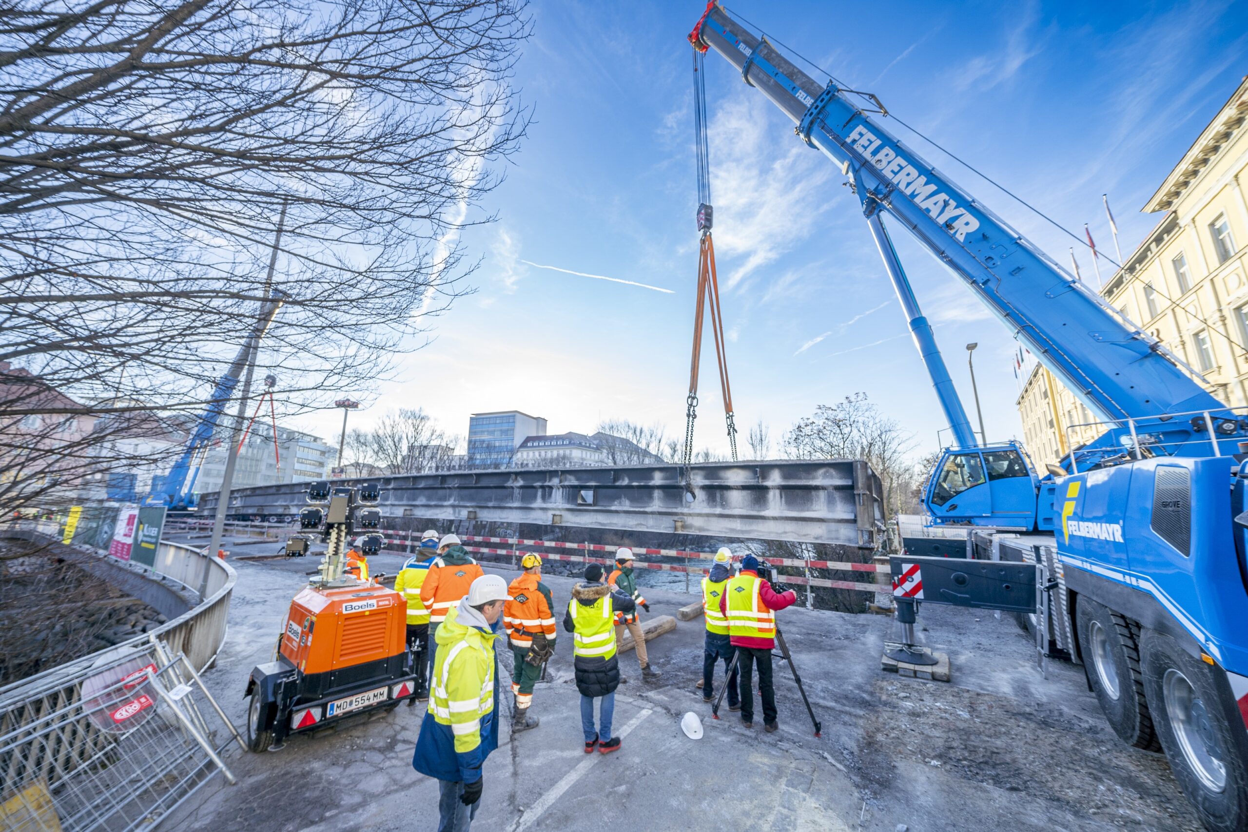Ein Kran der Firma Felbermayr hebt ein Brückenteil der Tegetthoffbrücke.